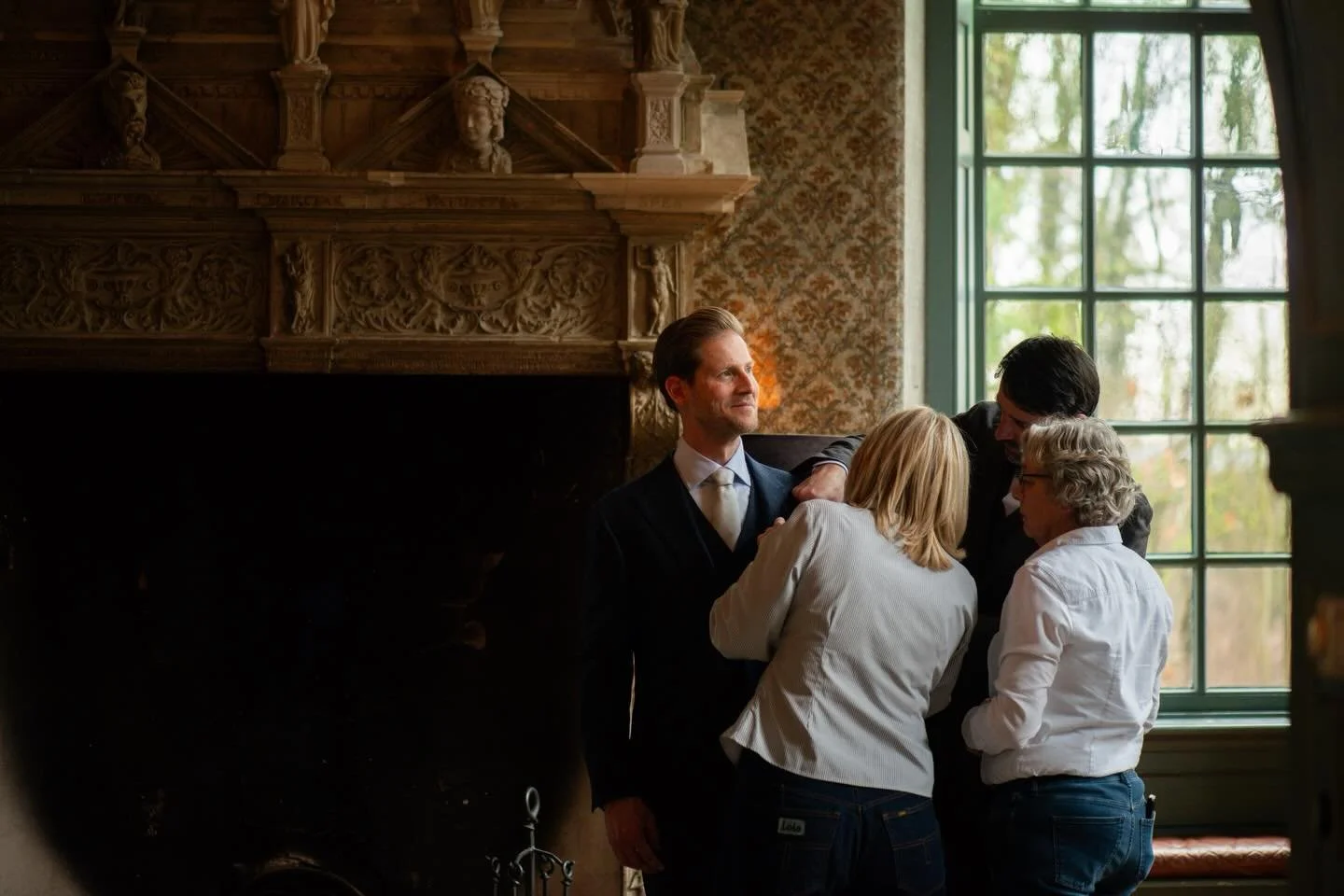 GETTING READY

Het is misschien wel een van mijn favoriete momenten van jullie trouwdag. Of je het samen doet, apart, alleen of mensen om je heen die het aller dichtste bij staan, er hangt altijd een bijzondere sfeer. De spanning, de afwachting, soms