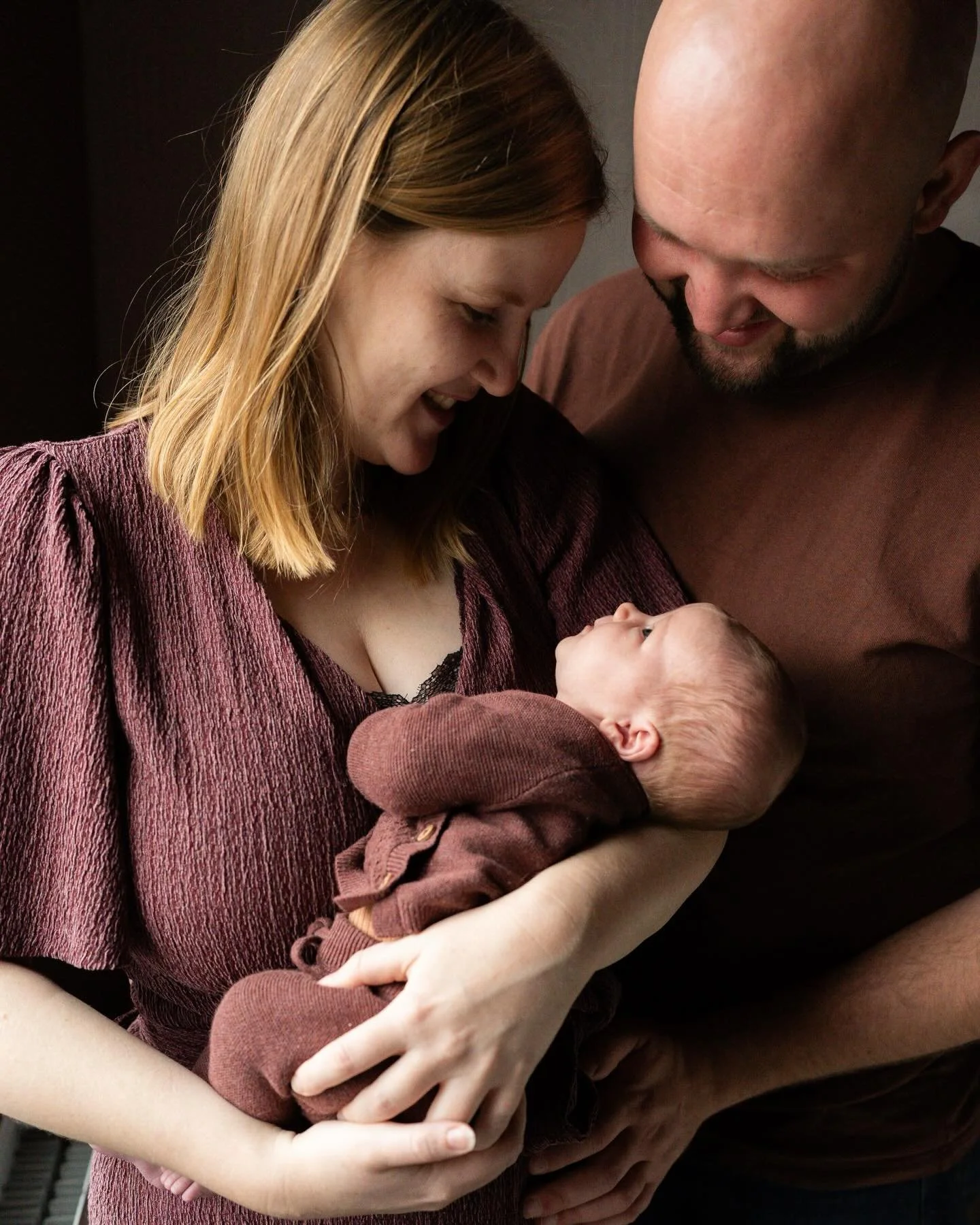 Een van de aller mooiste dingen van een newbornshoot is de gigantische bubbel aan liefde waar je als fotograaf in mag stappen. Naast de liefde voor de nieuwe aanwinst vind ik het ook altijd zo bijzonder om te zien wat er gebeurt tussen de kersverse o