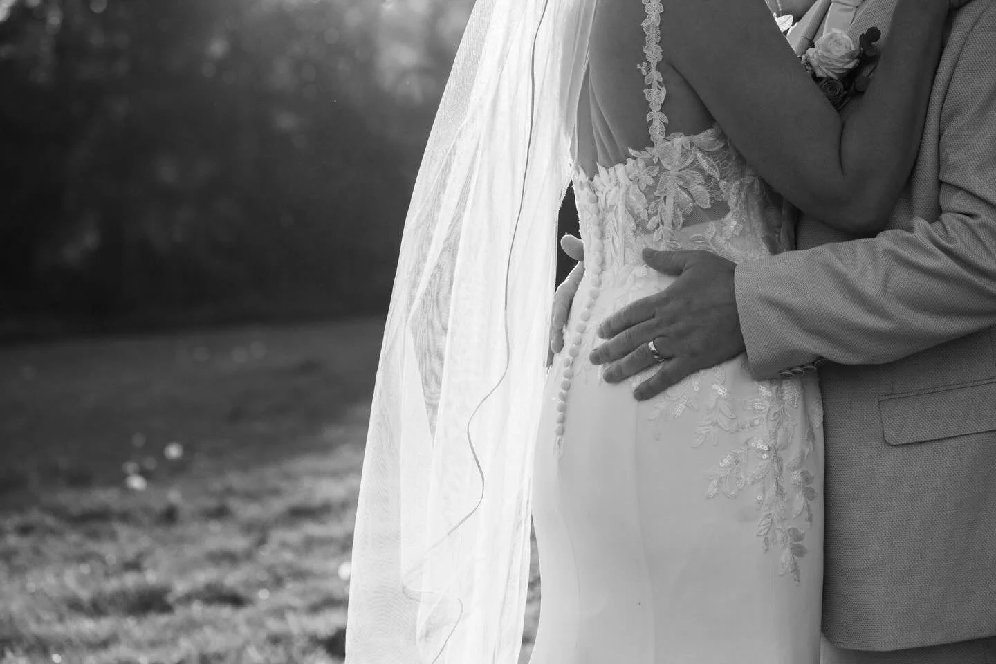 Afgelopen vrijdag trouwden lieve M&amp;R🤍 Alvast twee beelden van deze fantastische dag!

-

#trouwfotograaf #trouwfotograafnederland #trouwen2027 #bruidsfotograaf #rotterdam