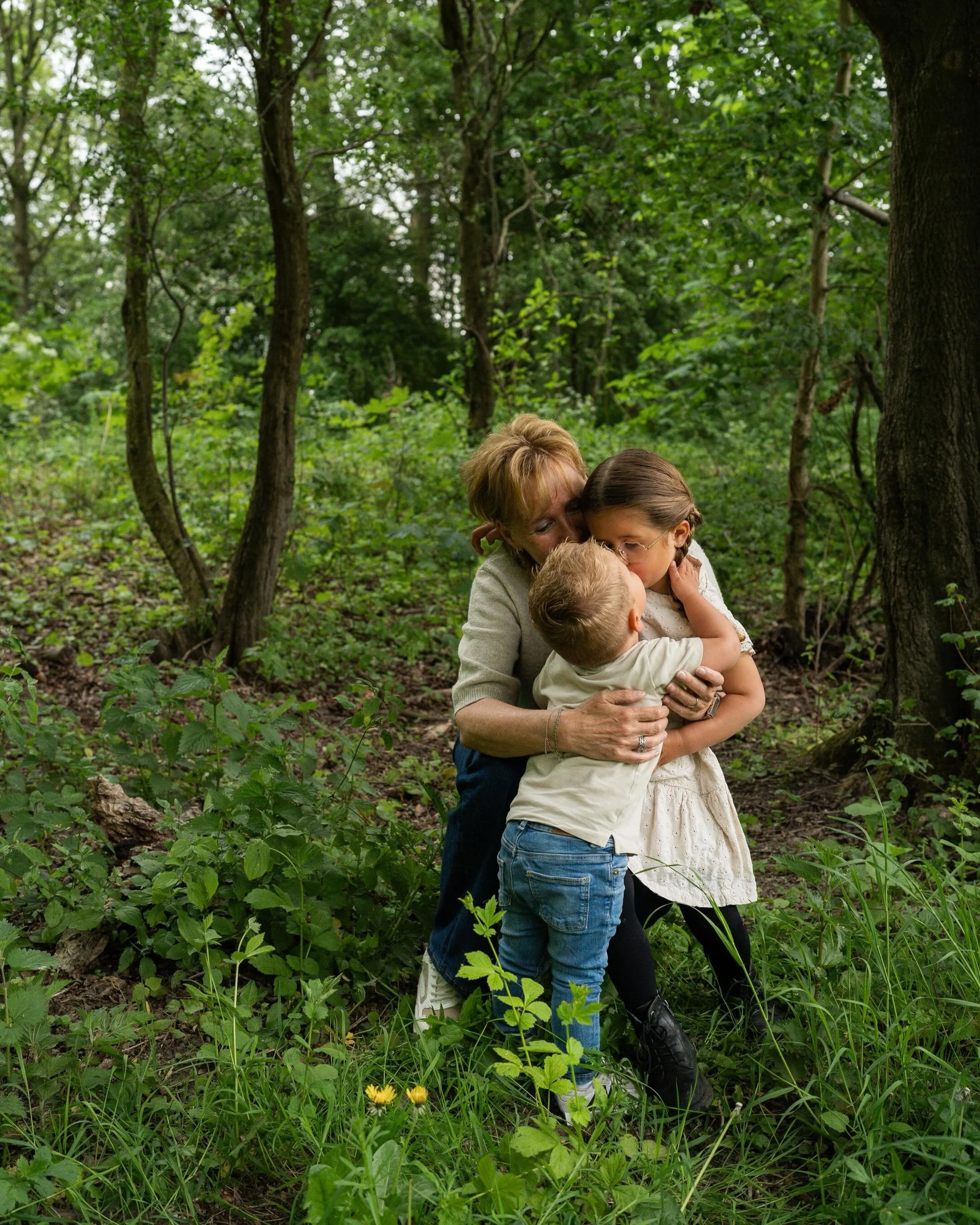 Ohhh deze gezellige familie! Een familieshoot is voor mij zoveel meer dan alleen &lsquo;weer eens mooie foto&rsquo;s met elkaar&rsquo;. Samen zorgen we ervoor dat er een ontspannen sfeer hangt, jullie plezier maken, verhalen of herinneringen delen en