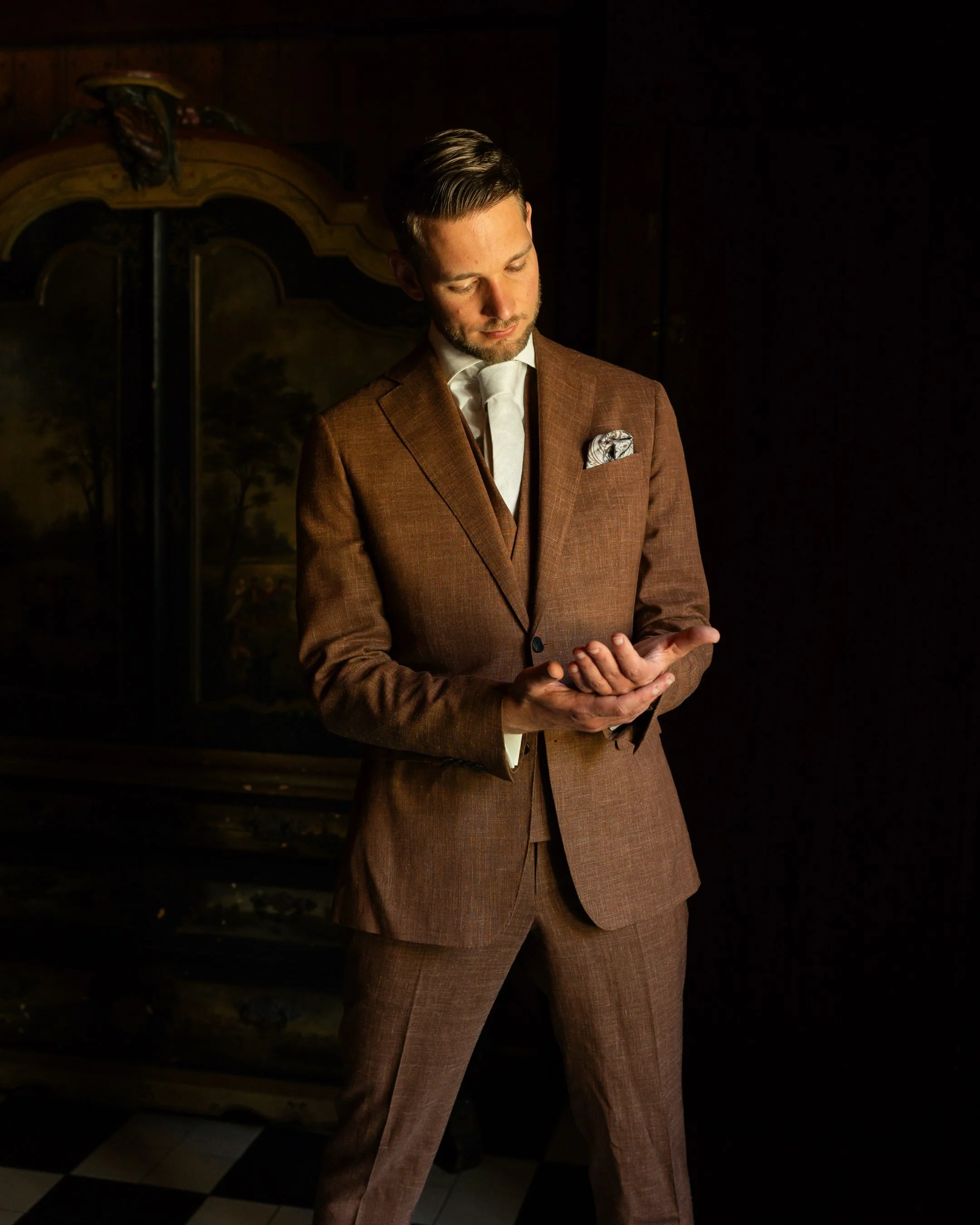 THE GROOM✨🤎

Een post gewijd aan de bruidegom kan natuurlijk niet achterblijven! Ik houd van het verschil in de sfeer tussen beide momenten van de getting ready. Waar bij de bruid er vaak lange tijd bewust voor wordt ingepland en daar de spanningsgi
