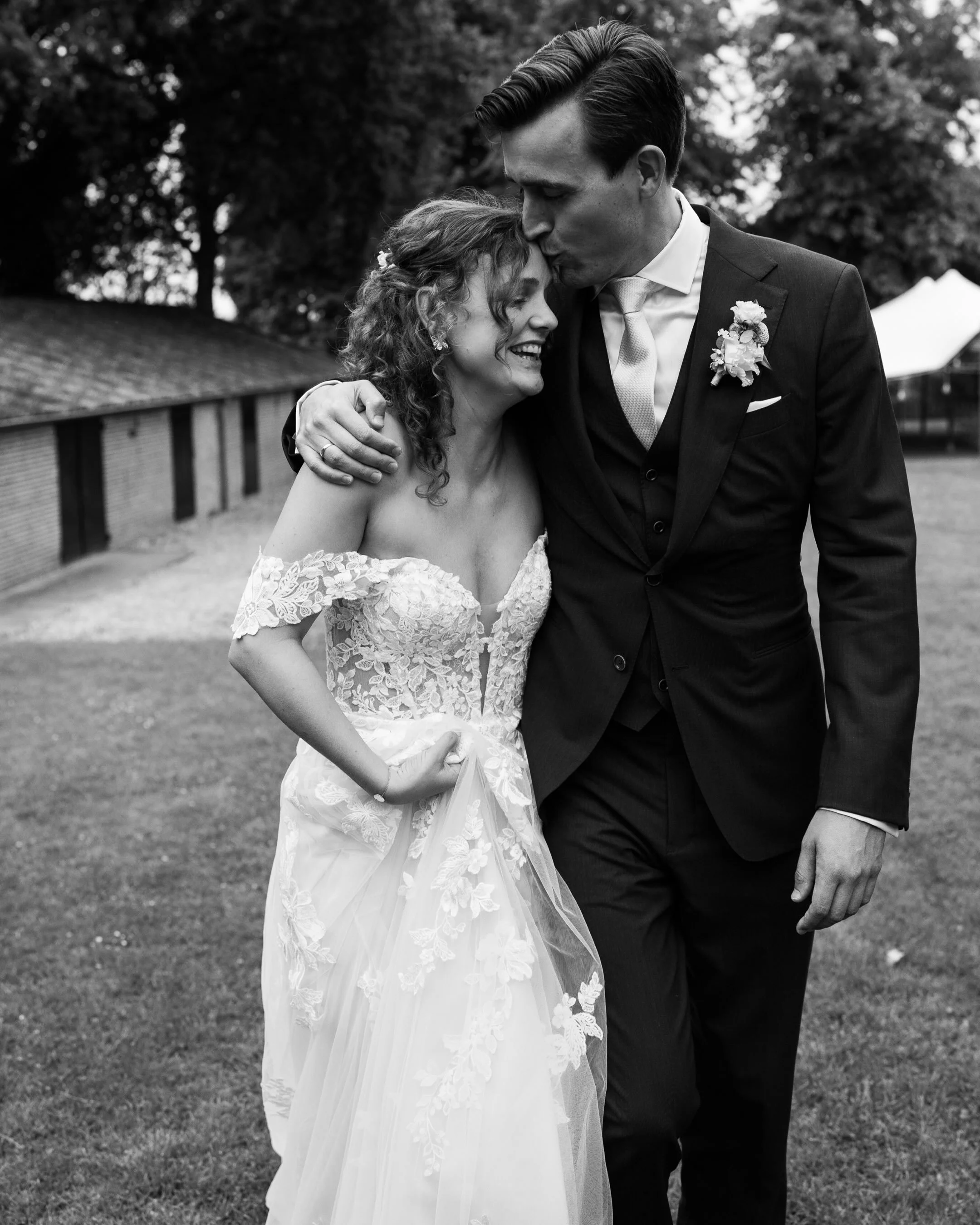 Een glimp uit de prachtige dag van lieve N&amp;K afgelopen vrijdag🤍

Locatie: @buitenplaatsamerongen 
MUAH: @bystudioflorence 
Pak: @michaelgiso 
Jurk: @la.nova.bruidsmode 
Bloemen: @destijlfd 
Babs: @de_liefste_trouwambtenaar 

&mdash;

#trouwfotog