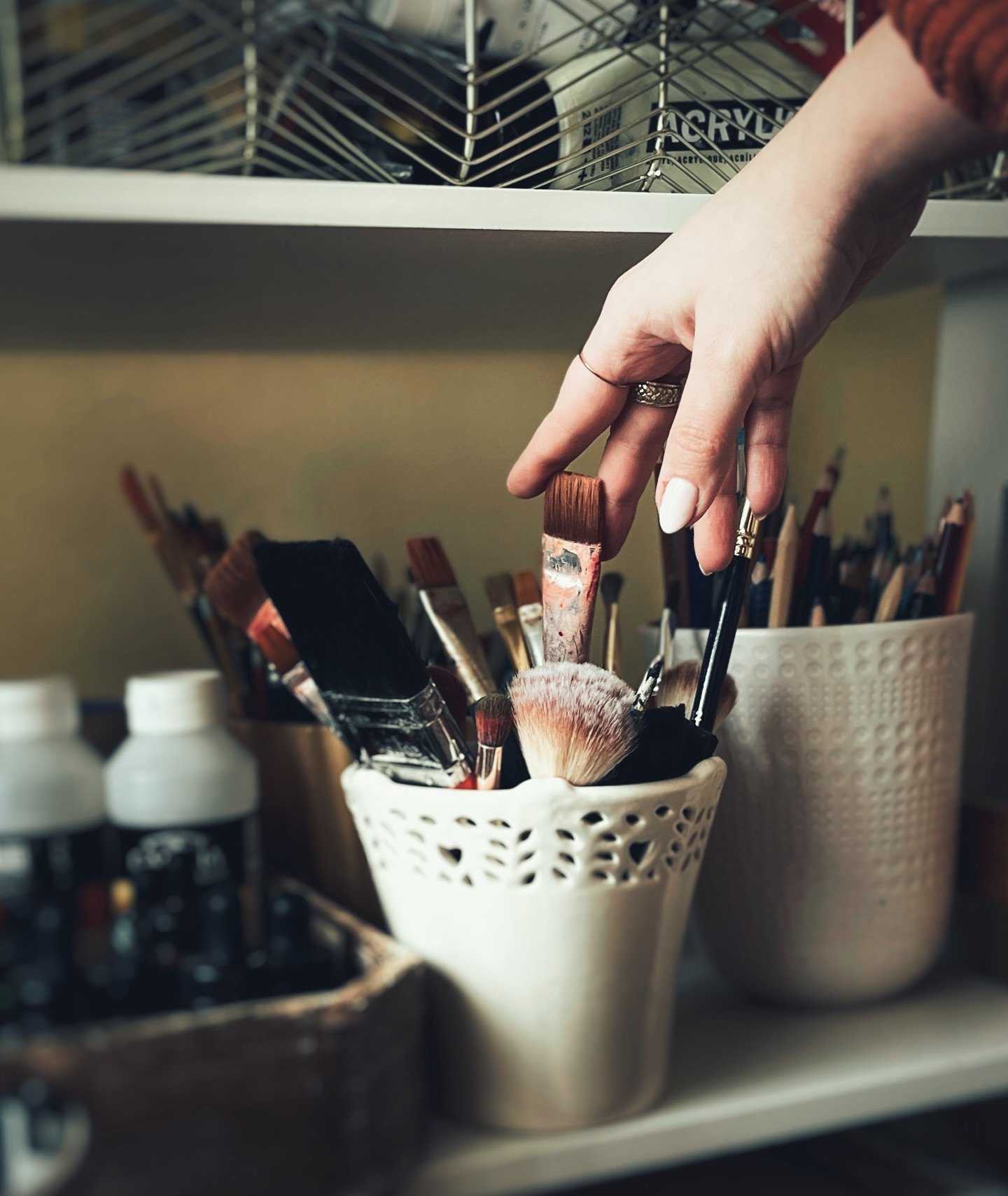 The brush doesn&rsquo;t ask what I&rsquo;m making. It just waits. 

I continue catching the &lsquo;in-betweens&rsquo;.

💫

#art #brush #mindfulness #creativeprocess #slowmoments #slowlife #catchingmoments