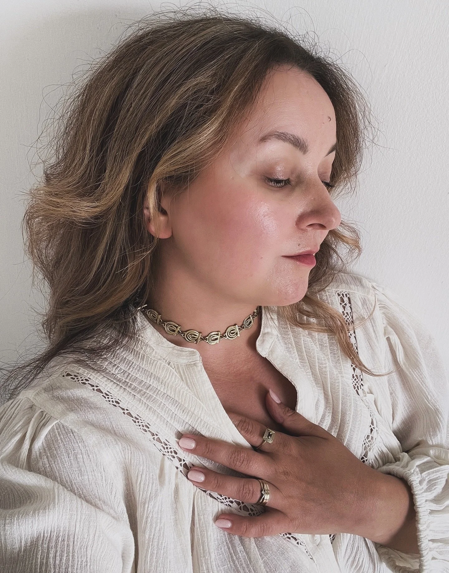 Hi, I&rsquo;m Ela ✨

An abstract artist, a coffee lover and a curl-under-a-blanket-with-a-book kind of person. 

My creative path has shifted over time. From a deep love of heavy texture to a softer, more fluid flow.

For me, the process is everythin