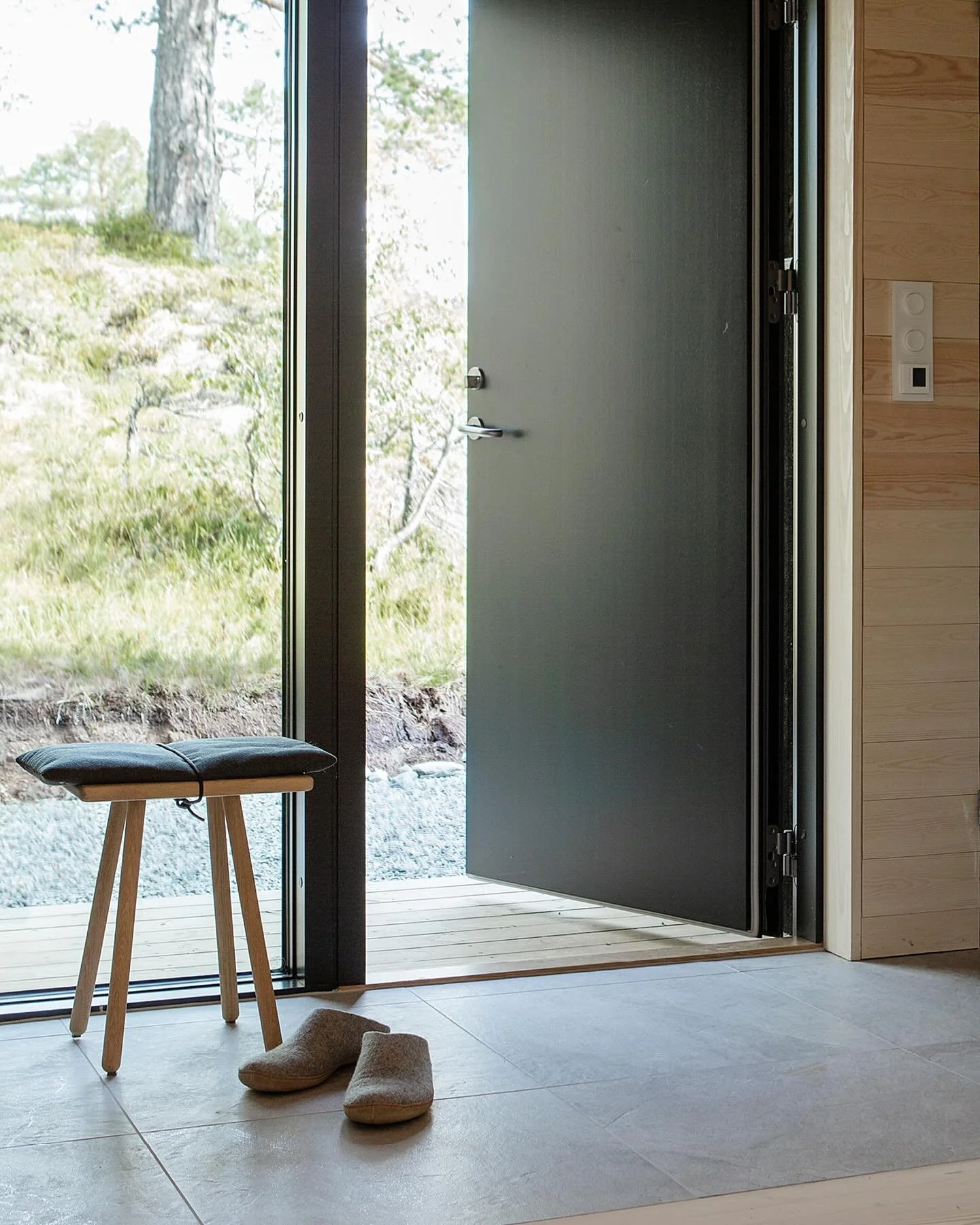 Bli bedre kjent med hyttemodellen Sikt 🌿
 
Sikt er ei moderne hytte, designet for å nyte utsikten. Hyttemodellen har rektangulær form med saltak, og asymmetrisk tak for å utnytte areal på hems eller loft best mulig.
&nbs