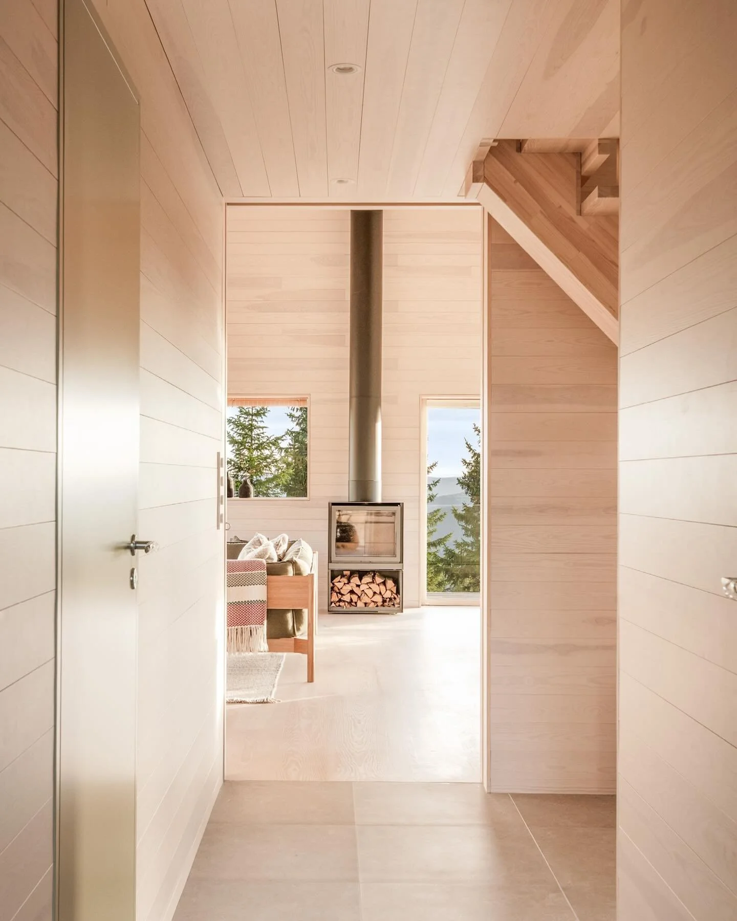 Lyset, materialene, stemningen. Kjerne er hytta for de gode opplevelsene med de nærmeste, kjernen, de innerste. 🖤
 
Foto @bernattubauphotography / @hfagency_no 
 
#neohytter #neokjerne #hytteliv #hytte #hyttebygging #hytteinspirasjon