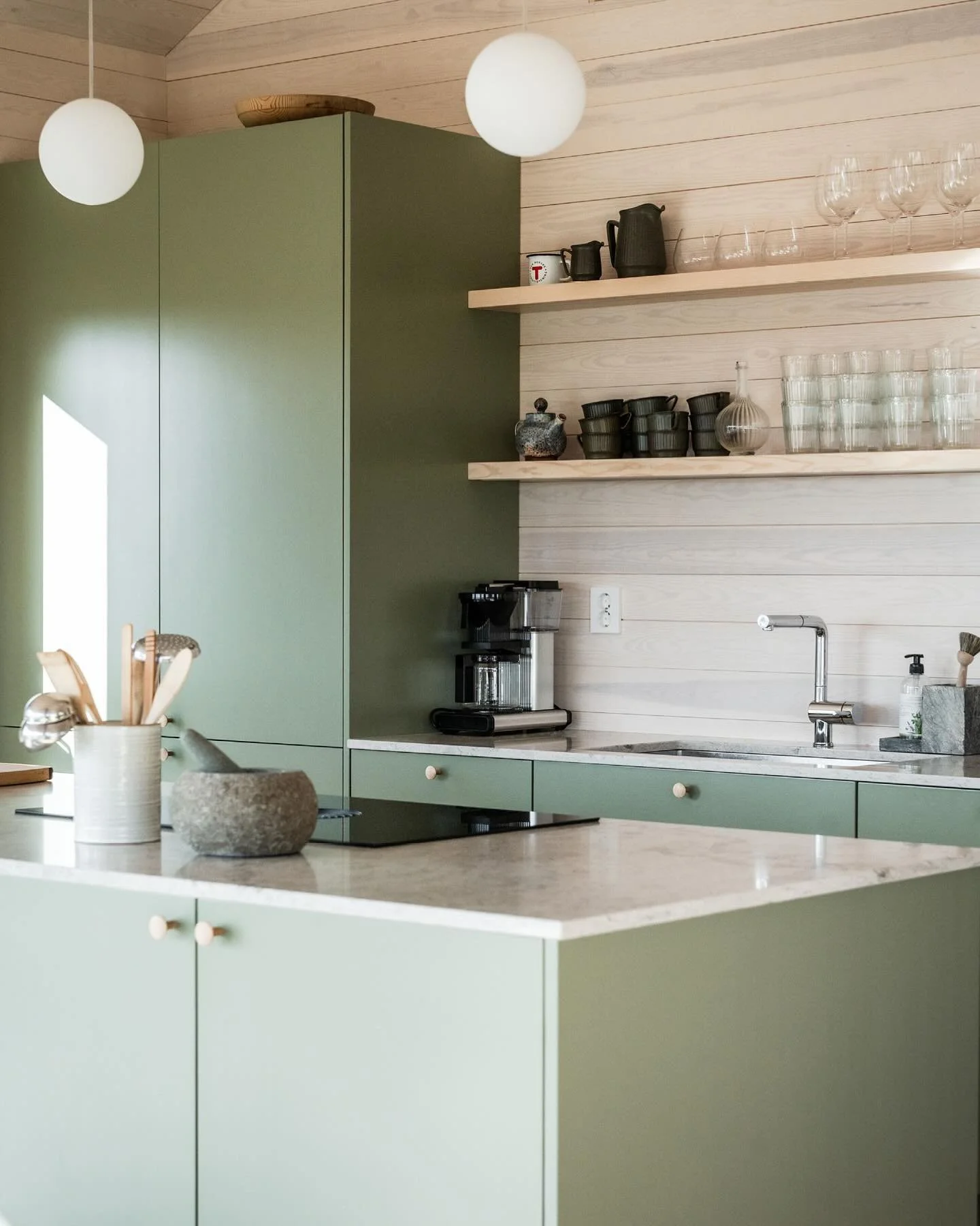 Kjerne er delt i to på tvers; med en oppholdsdel og en funksjonsdel, adskilt med skyvedør. 
Den luftige oppholdsdelen har stue- og kjøkkenløsning med åpen himling og store glassflater. Over funksjonsdelen er det hems