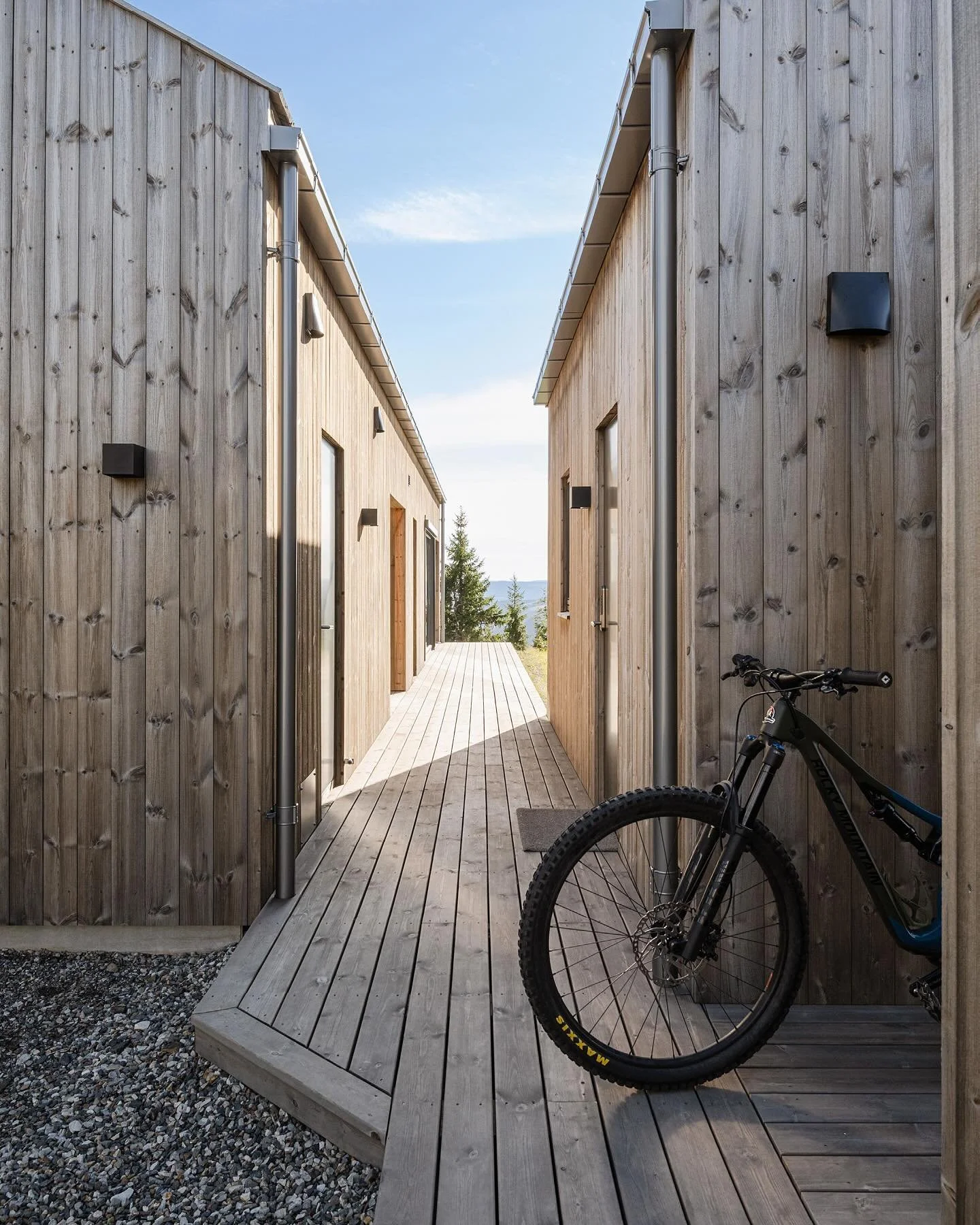 Det starter med dr&oslash;mmen din &ndash; resten jobber vi ut sammen. 🌟
&nbsp;
F&oslash;rst finner vi hytteserien som passer best for deg, og tomta di. Vi har utviklet tre solide utgangspunkt i Kjerne, Sikt og Samle.
&nbsp;
Videre tilbyr vi en ufor