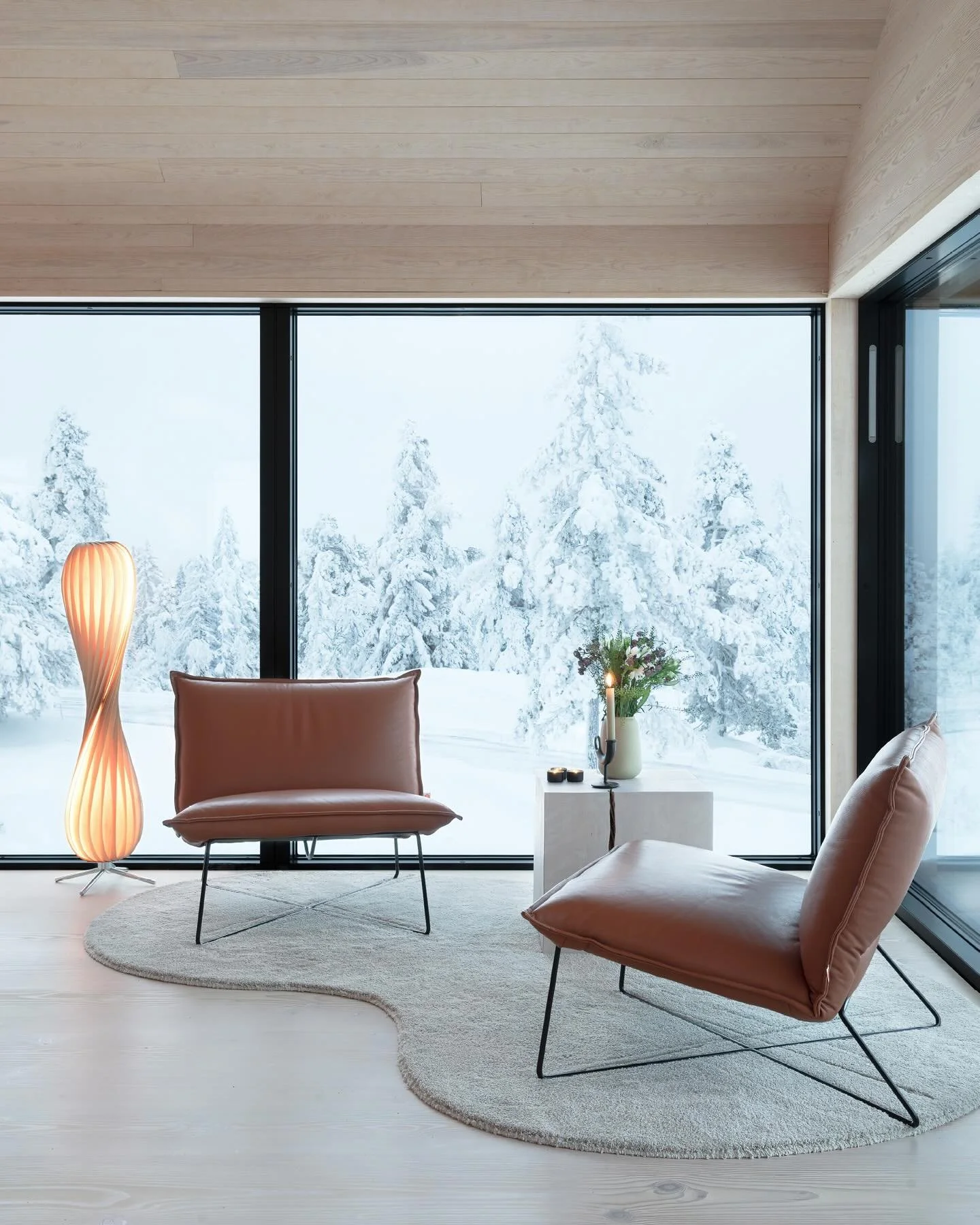 Opplev den unike Neo-atmosf&aelig;ren i vinter. ❄️
&nbsp;
Enten du vurderer &aring; bygge, eller bare vil oppleve det gode hytteliv for en helg, kan du n&aring; leie en Neo-hytte gjennom Landfolk.
&nbsp;
Kjenn hvordan rene linjer, gode materialer og 