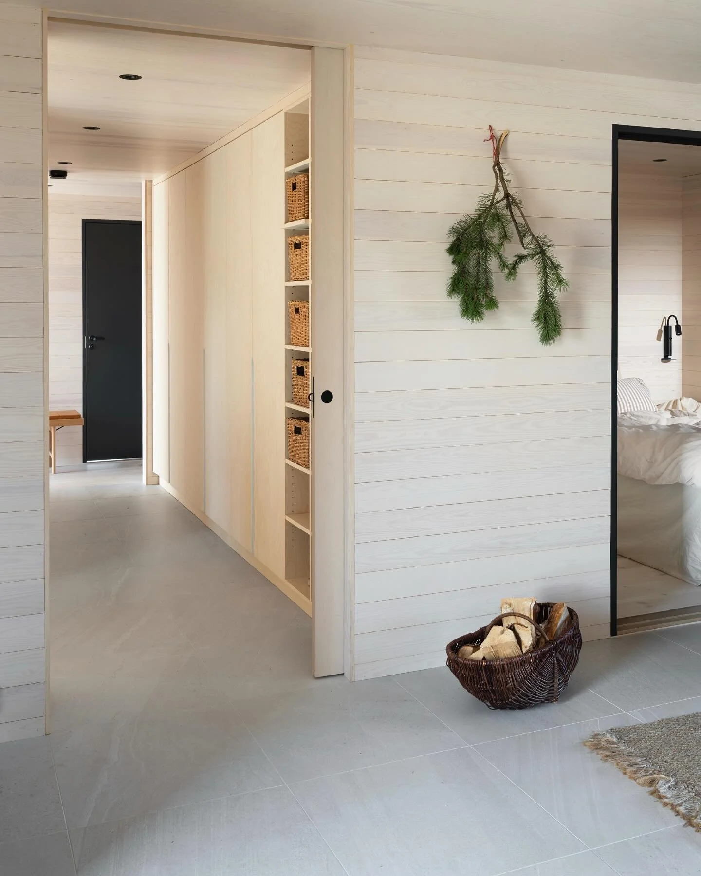 En gjennomtenkt planl&oslash;sning, godt med oppbevaringsplass og solide materialer gj&oslash;r romjulsdagene p&aring; hytta litt enklere &ndash; enten dere er mange eller f&aring;. ❤️
&nbsp;
#neohytter #hytteliv #hyttedr&oslash;m