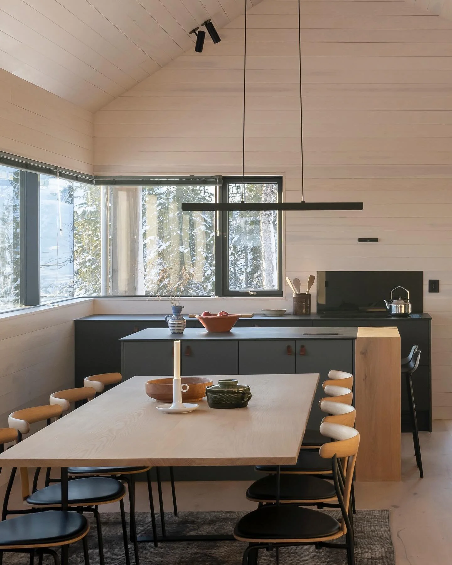 Hyttene v&aring;re gjenkjennes av de elegante, rene linjene, kvalitetsmaterialene, det gjennomg&aring;ende lyset og de store vindusflatene som slipper naturen inn. ❄️
&nbsp;
#neohytter #hytte #hytteliv