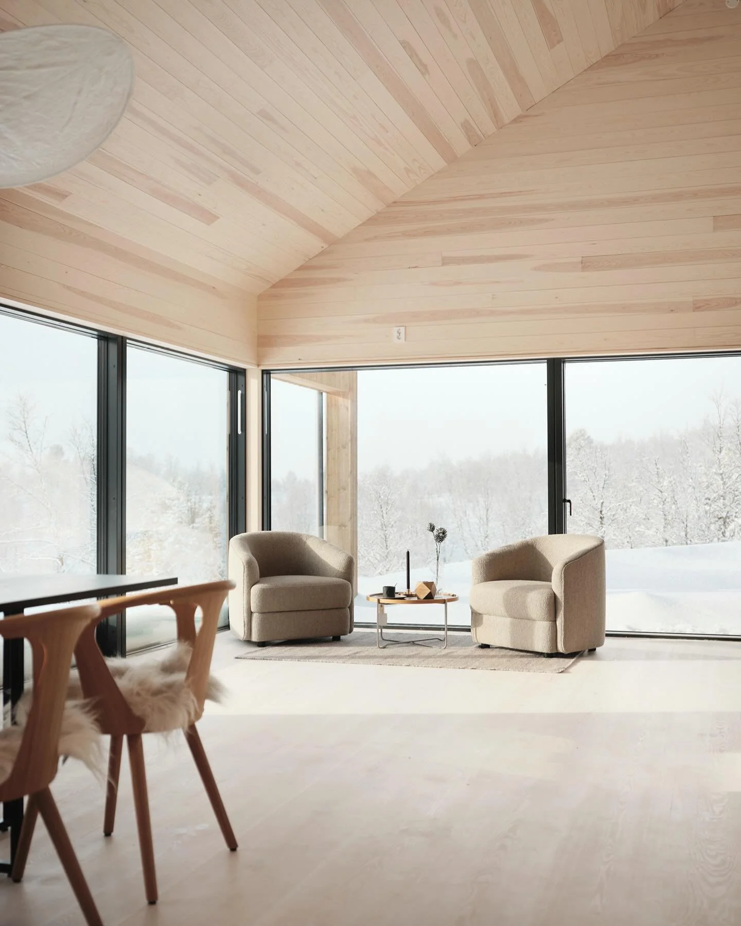 Som en felles betegnelse for alle v&aring;re hytter bruker vi begrepene oppholdsdel og funksjonsdel.&nbsp;
&nbsp;
I Kjerne er oppholdsdel og funksjonsdel delt i to p&aring; tvers, adskilt med skyved&oslash;r. Den luftige oppholdsdelen har stue- og kj