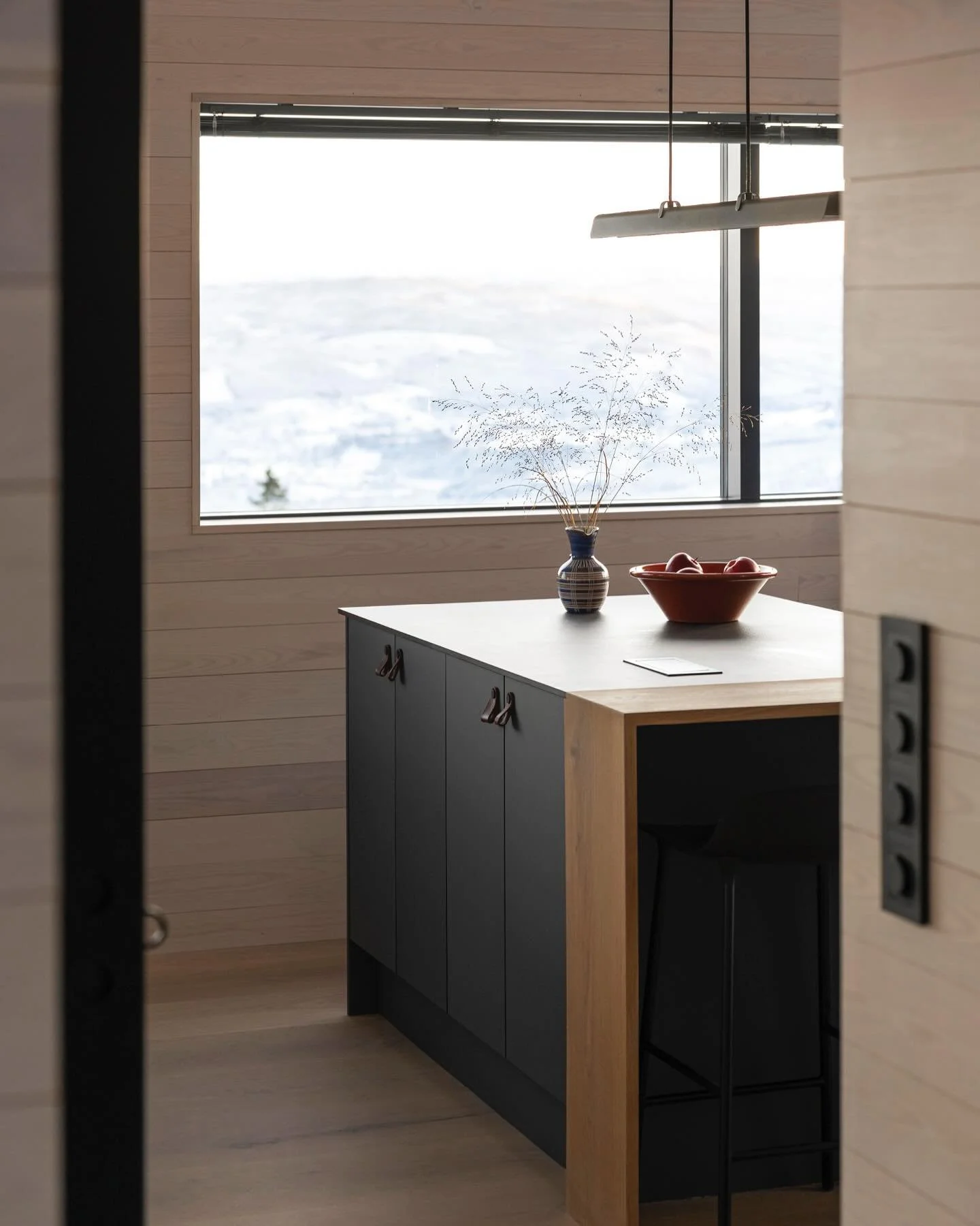 Samle er designet for et fleksibelt og sosialt hytteliv. 🤍
&nbsp;
De vinklede formene skaper naturlige overganger mellom oppholdsrom og funksjonsdel, samtidig som utsikten kan nytes fra flere sider.
&nbsp;
Samle kommer i to former; T- og H-form. Den