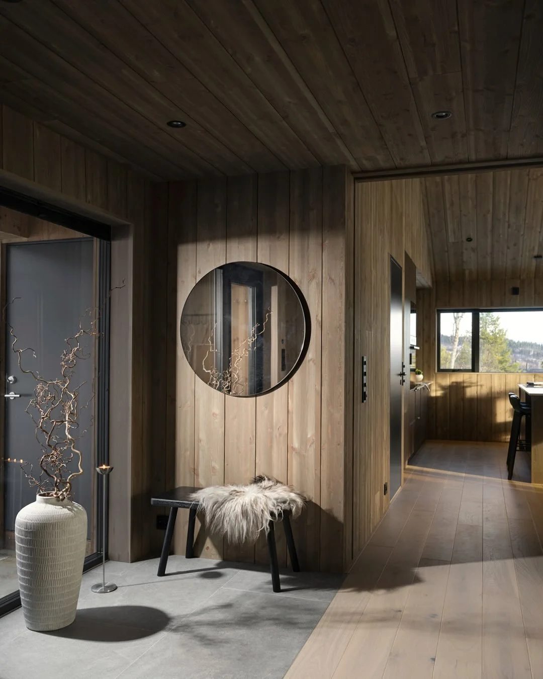 Selv om fargetrender kommer og g&aring;r, har de naturlige beisfargene en tidl&oslash;s kvalitet. 🤎
&nbsp;
Som et alternativ til v&aring;rt lyse panel, kan du n&aring; velge et b&oslash;rstet slettpanel i brede planker som standard p&aring; din hytt