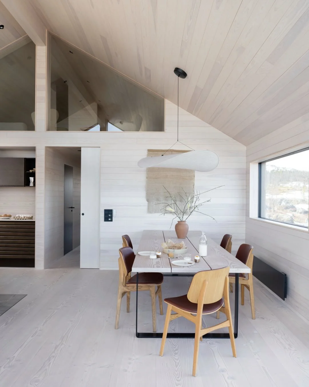 Med gode materialer og gjennomtenkte l&oslash;sninger ligger alt til rette for rolige dager og gode stunder i p&aring;sken. 🐣
&nbsp;
#neohytter #hytteliv #fjellhytte #hyttep&aring;ske