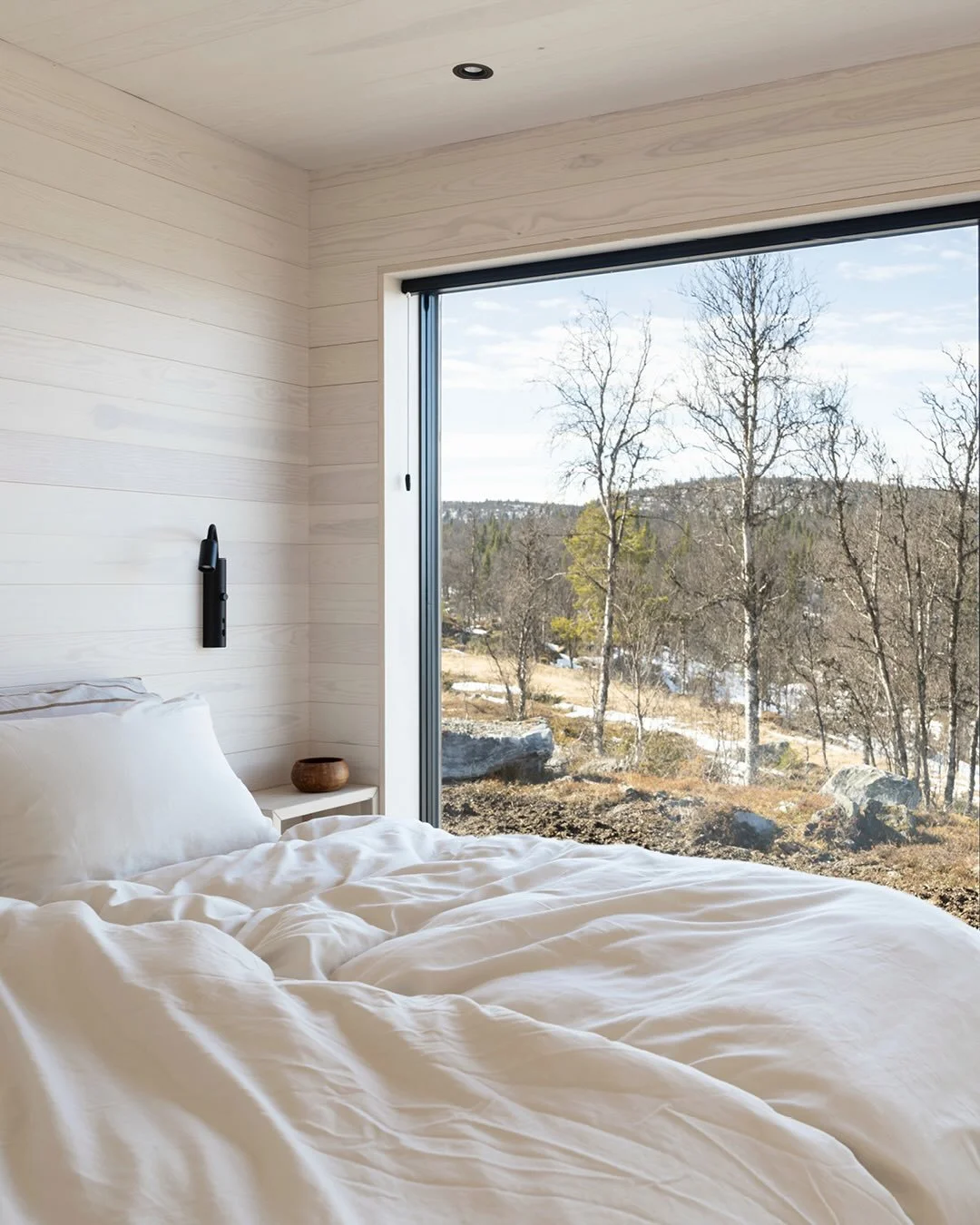 Smale vindusrammer maksimerer utsikt, lysinnslipp og n&aelig;rhet til naturen &ndash; og v&aring;rsola inviteres inn. ☀️
&nbsp;
#neohytter #hytte #fjellhytte #hytteliv