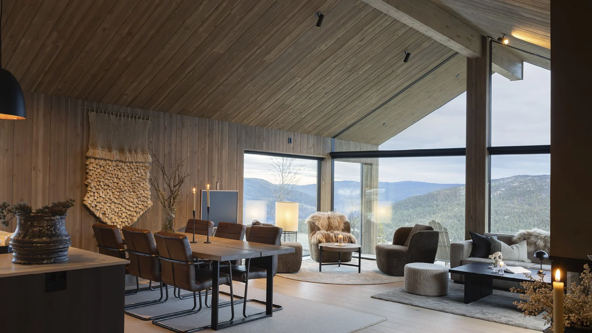 Hytte med brunbeiset slettpanel i brede planker