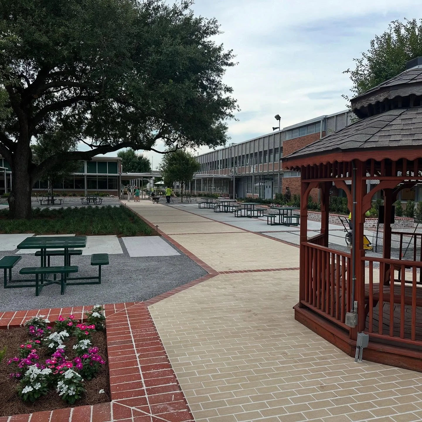 Completed in just 2 months 👏🏼👏🏼👏🏼

In a strategic design + build collaboration between @mullinlandscape and @haaslandscapestudio, we transformed Chapelle High School&rsquo;s courtyard into a functional, inviting, and durable space&mdash;deliver