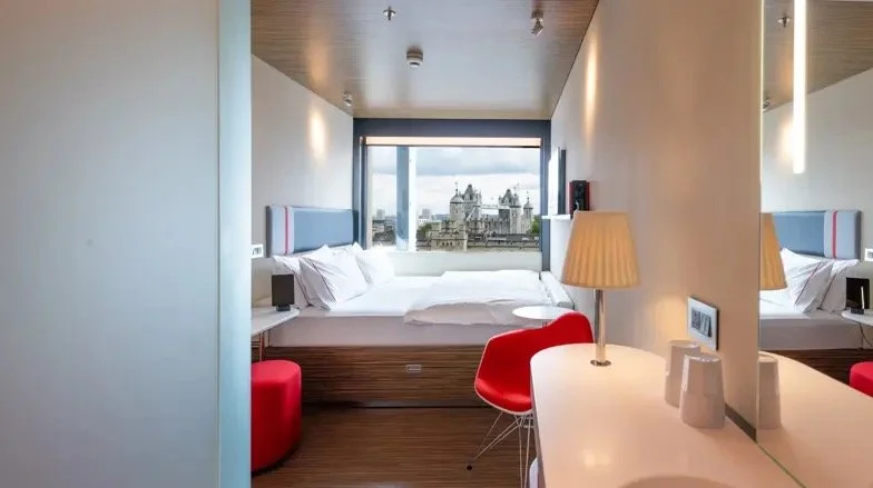 2️⃣ CitizenM Tower of London – The Ultimate Remote Work Hub
📍 Location: Tower Hill
If you love sleek, modern spaces with high-tech amenities, CitizenM is perfect. The rooms come with iPads to control everything (from lighting to the blinds), and the