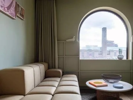 6️⃣ Locke at Broken Wharf – Apartment-Style Living
📍 Location: City of London
Locke hotels are a top choice for nomads who prefer an apartment-style stay. Each room comes with a kitchenette and a comfortable workspace, making it perfect for longer s