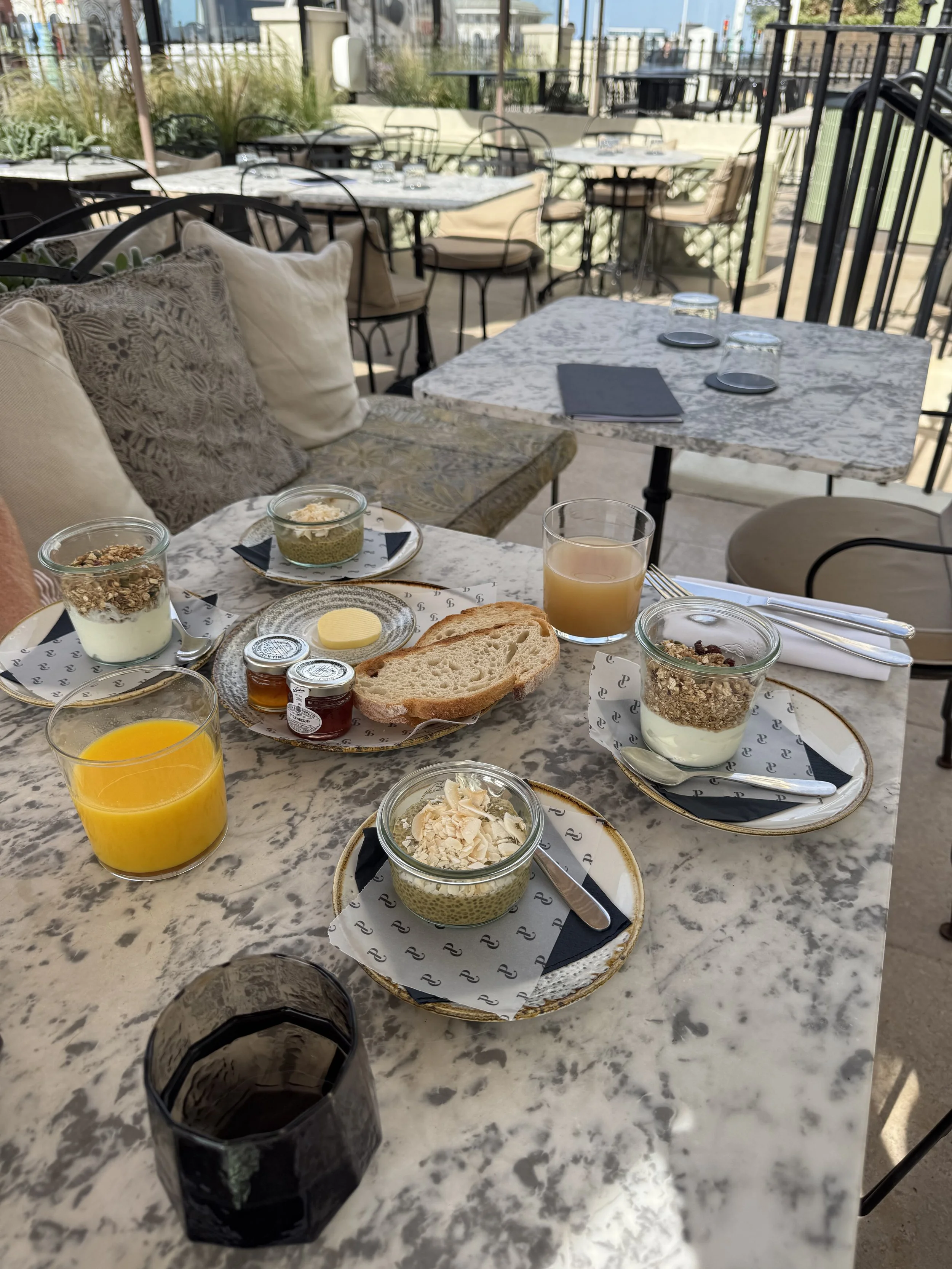 no-124-brighton-seafront-hotel-breakfast