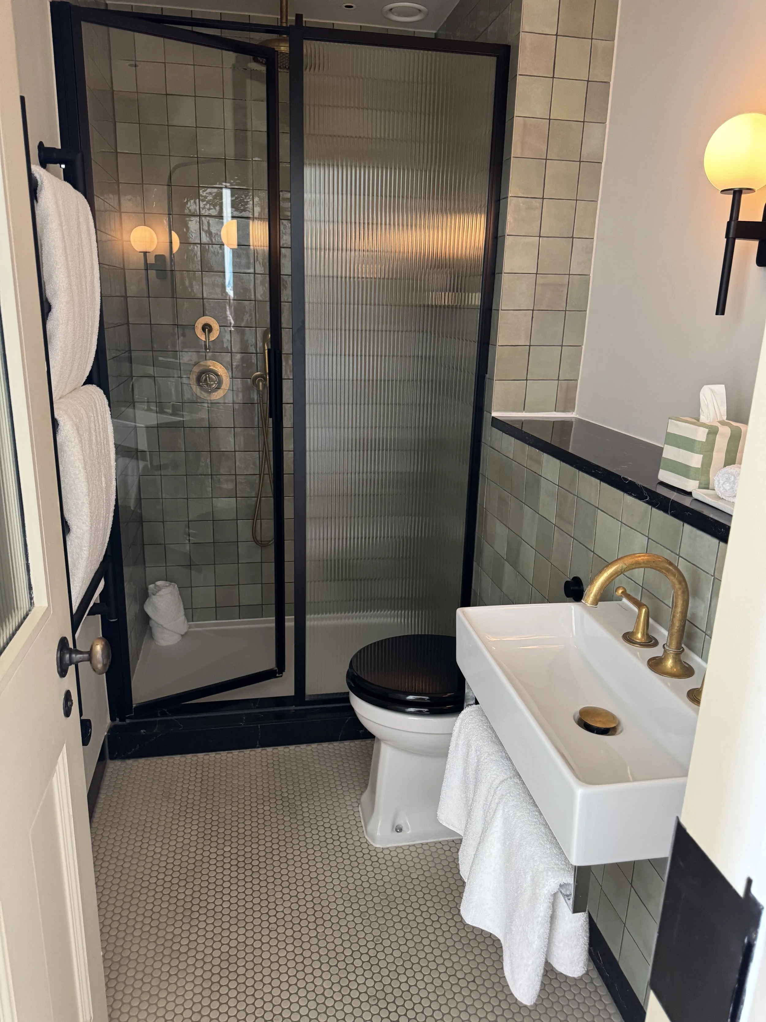 no-124-brighton-seafront-hotel-bathroom