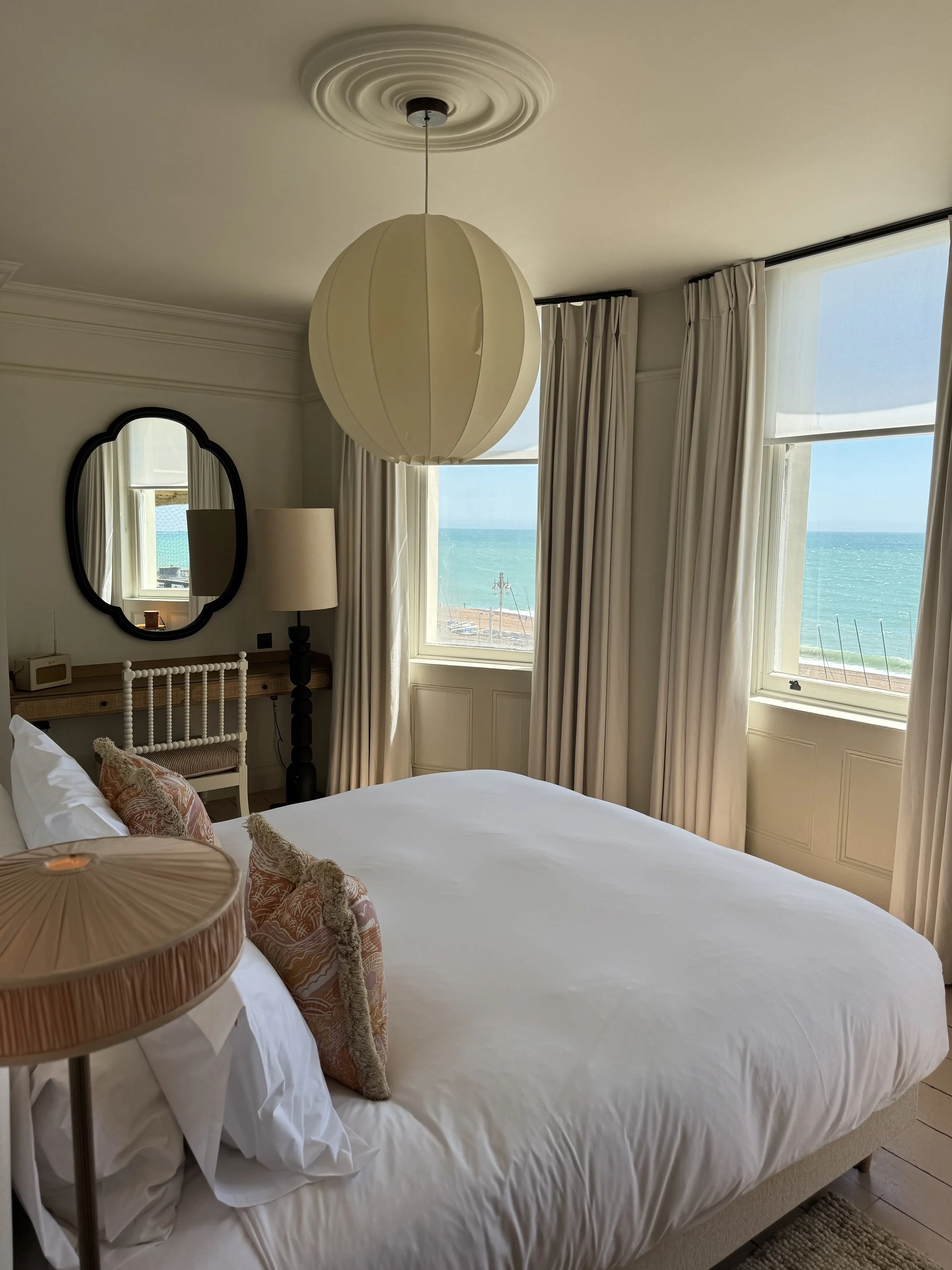 no-124-brighton-seafront-hotel-room