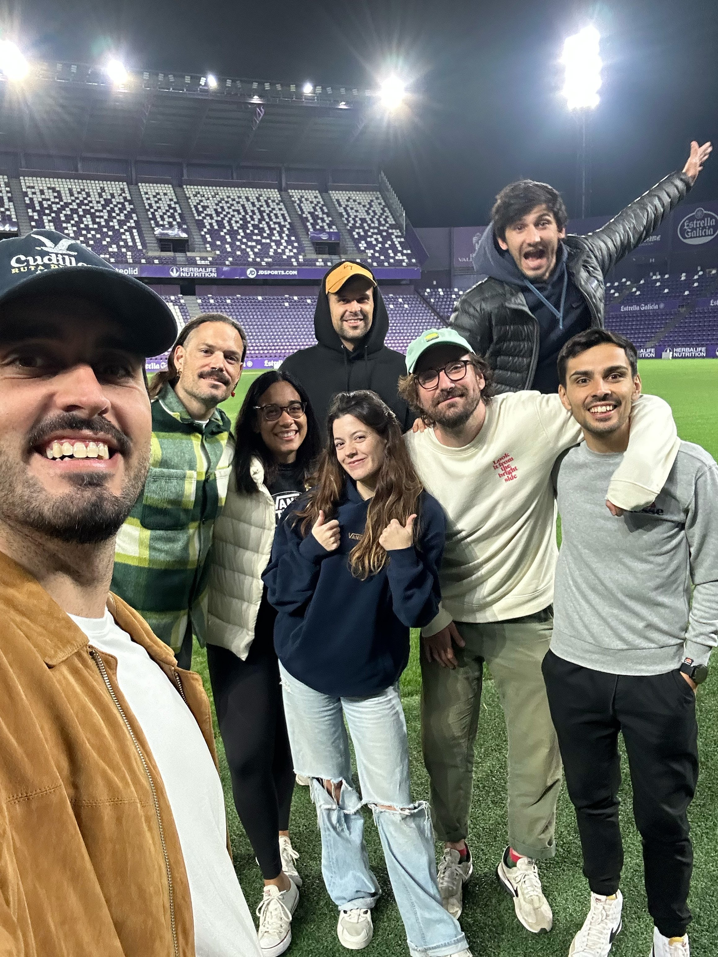 Equipo Real Valladolid después de una larga noche de rodaje, muy cansados pero contentos.