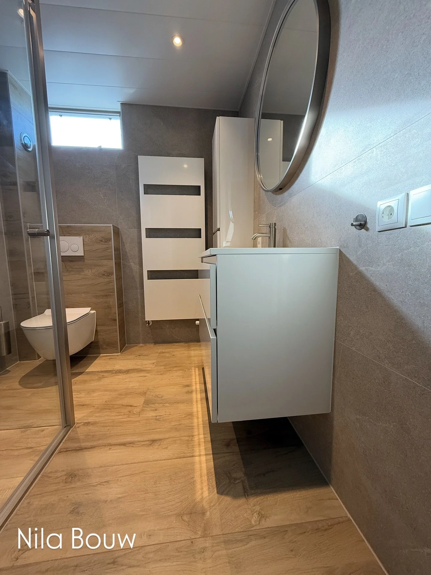 ✨We hebben een nieuwe verbouwing gedaan die echt bijzonder is!💎
We combineerden parketlook tegels met lichtgrijze kleuren en witte meubels;
Het resultaat is een lichte en rustige ruimte.
Bekijk het voor en na om het verschil te zien.
Wij staan klaar