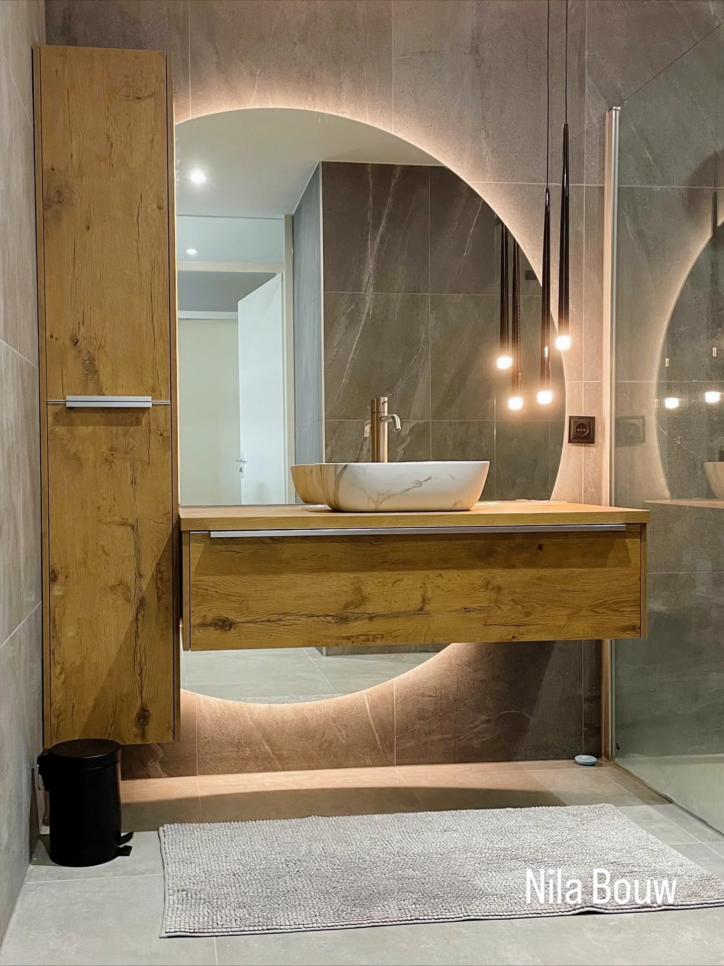 ✨ Droomt u van een luxe badkamer? ✨
Wij maken uw badkamer stijlvol, modern en helemaal naar wens. Comfort en elegantie gecombineerd in &eacute;&eacute;n perfecte ruimte!
Met zorg en vakmanschap door Nila Bouw.