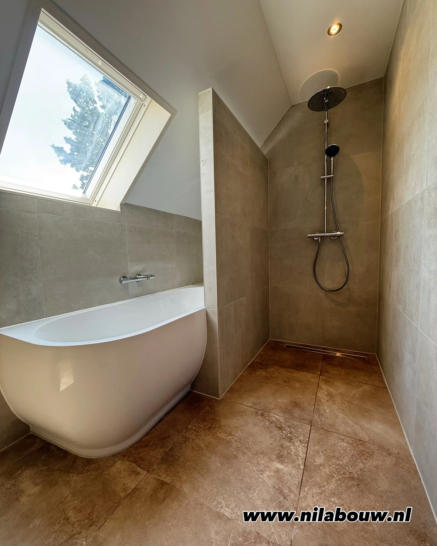 ✨Deze oude en verouderde badkamer is volledig vernieuwd met een modern ontwerp, sfeervolle verlichting, een mooie badkuip en stijlvolle tegels. Het resultaat is een fijne, rustige ruimte waar u helemaal tot rust kunt komen.💎💎💎
Wij zijn klaar om te