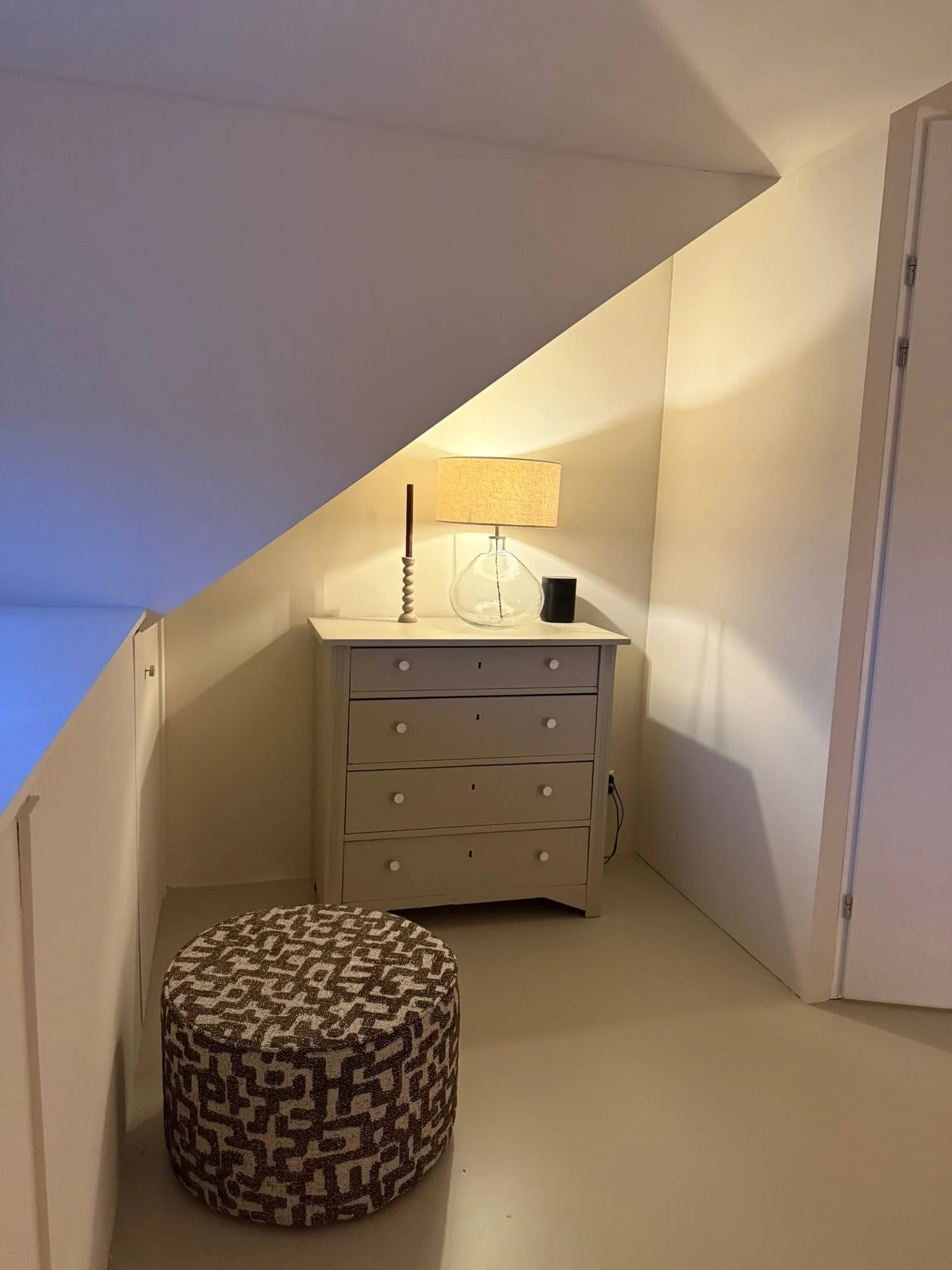 ⚜️Zolderrenovatie⚜️
Van een grote, ongebruikte zolder &rarr; naar twee nette, praktische kamers💎&eacute;&eacute;n wasruimte en &eacute;&eacute;n gezellige kamer.

Isolatie, constructie, stucwerk en nette afwerking, allemaal zorgvuldig uitgevoerd.

H