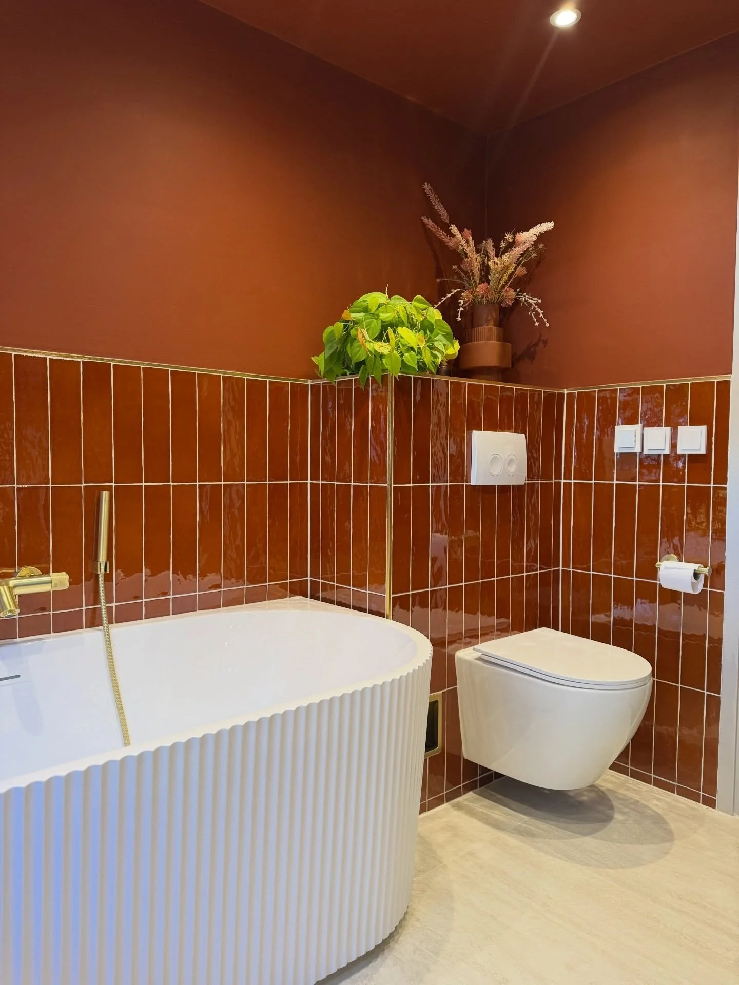 ✨De combinatie van warme bruine kleuren met lichte materialen geeft deze ruimte echt een luxe en rustige sfeer, maar wel modern.

💎De bijzondere bad met dat aparte design, samen met de plafondverlichting en de nette afwerking, maakt het helemaal af.