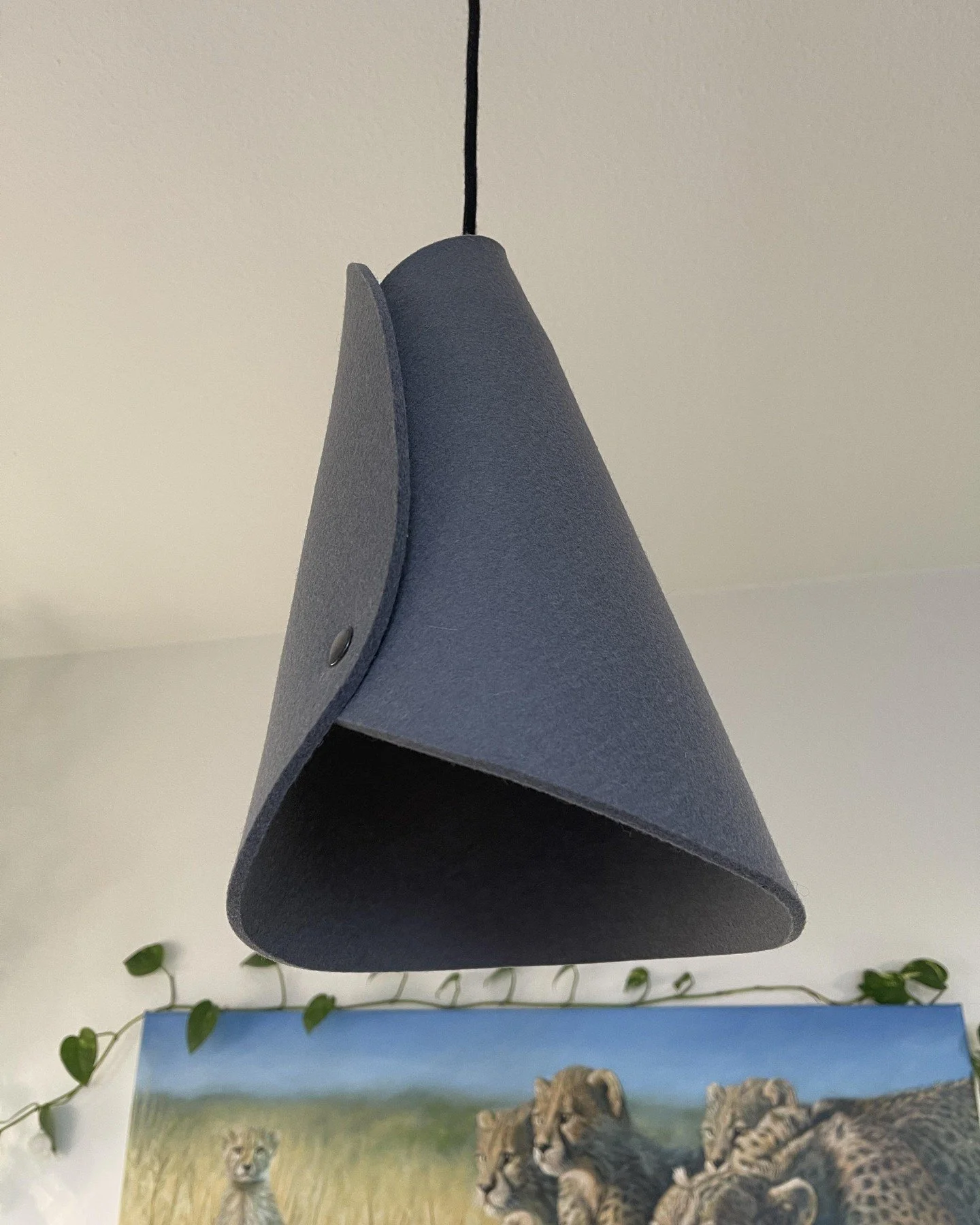 Licht, das dein Zuhause verwandelt.

Die H&auml;ngeleuchte Merino Filz &ndash; nicht einfach eine Lampe. Sie ist der Moment, wenn Licht auf Filz trifft und pl&ouml;tzlich wird dein Wohnzimmer warm, einladend, perfekt.

Stell dir vor: Abends sitzt du 