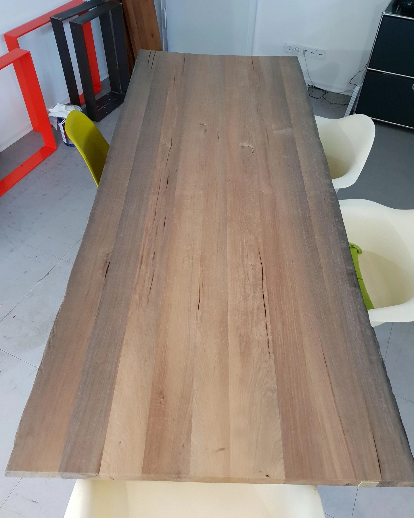 Ein Tisch mit Geschichte.

Mooreiche 280x100 &ndash; schwarz, elegant, mit einem violetten Schimmer, wenn die Sonne drauf scheint. Bis zu 6000 Jahre alt. Das ist nicht einfach ein Tisch. Das ist der Ort, wo Familie zusammenkommt, wo Geschichten erz&a