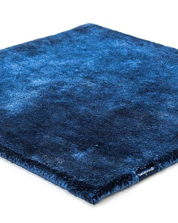 Blau, das ber&uuml;hrt.

Teppich NYC Studio &ndash; von Kymo, Karlsruher Manufaktur. Ein Teppich, der nicht nur deinen Boden bedeckt, sondern deinen Raum definiert. Tiefes Blau, handwerkliche Perfektion, zeitlose Eleganz.

Das ist nicht einfach ein T