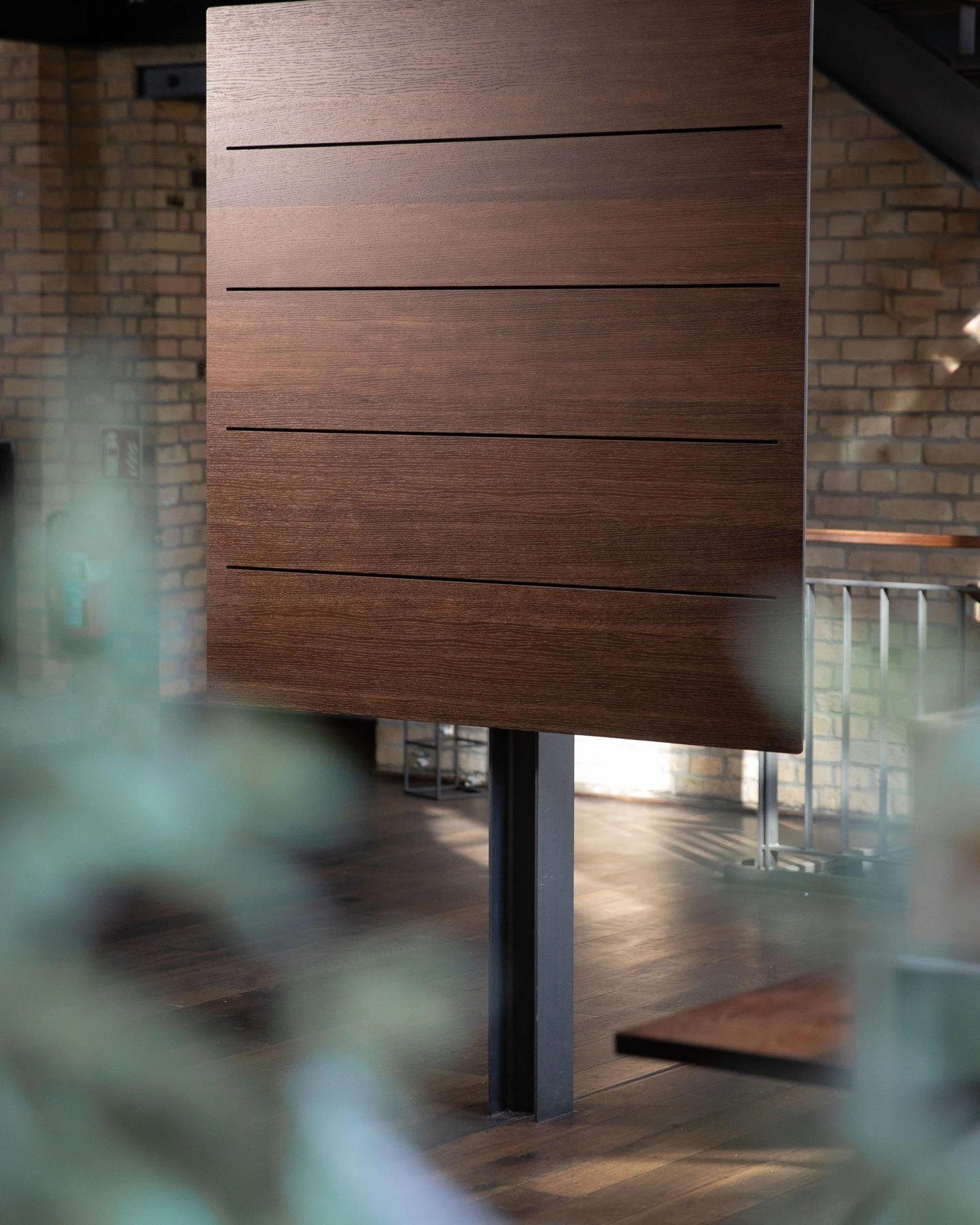 Oak7 Board 140&times;140 Mooreiche bis zu 3.000 Jahre Geschichte &ndash; Die perfekte B&uuml;hne f&uuml;r dein Zuhause.

Gro&szlig;z&uuml;gig. Pr&auml;sent. Unvergesslich.

Dieses Board ist nicht einfach nur M&ouml;bel &ndash; es ist eine Aussage. 14