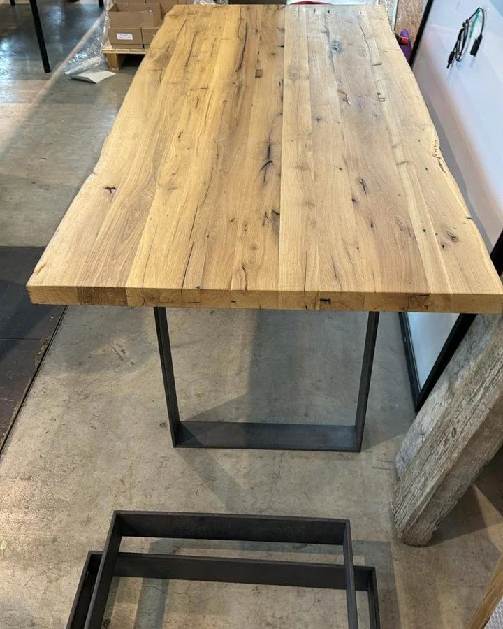 About Stein Altholztisch 160&times;80 &ndash; Wo Handwerk Raum schafft.

Dieser Tisch ist nicht einfach M&ouml;bel. Er ist eine Einladung.

160&times;80 cm pure Pr&auml;senz. Die Altholz-Eiche erz&auml;hlt von Zeit, von Charakter, von echtem Material