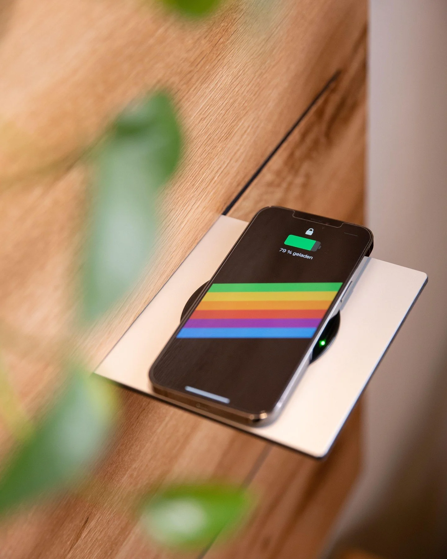 Oak7 Board Induktionsladestation &ndash; Dein Raum wird zur Galerie.

So sieht die Zukunft aus: Das Board nicht als Regal, sondern als intelligentes Kunstwerk. Als Fokuspunkt. Als die Geschichte, die dein Raum erz&auml;hlt.

Das Oak7 Board Induktions