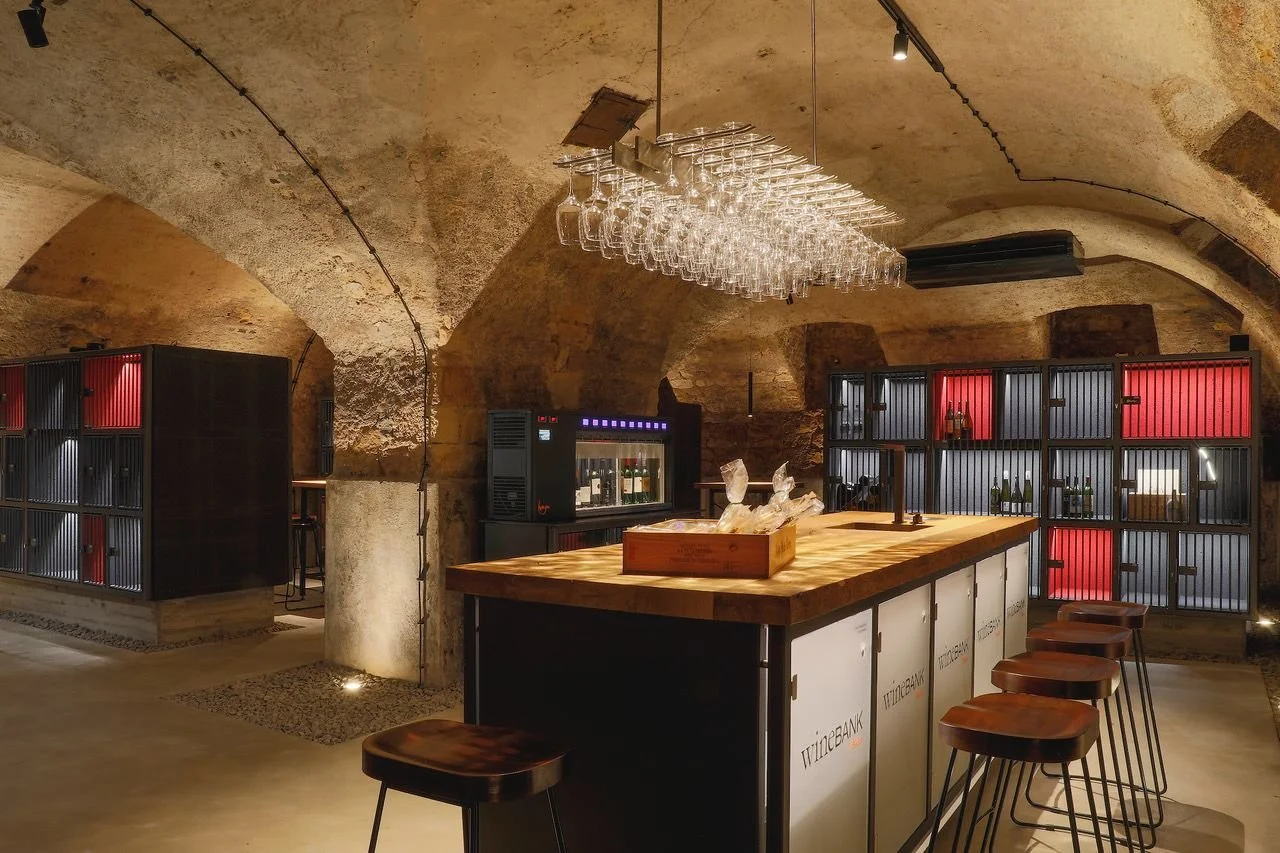 Wo Momente entstehen.

Die WineBANK Baden &ndash; nicht einfach eine Bar. Es ist Architektur. Es ist Geschichte. Es ist der Ort, wo Eleganz und Authentizit&auml;t sich treffen.

Altholz erz&auml;hlt Geschichten. Jede Maserung ist eine Erinnerung.

Wi