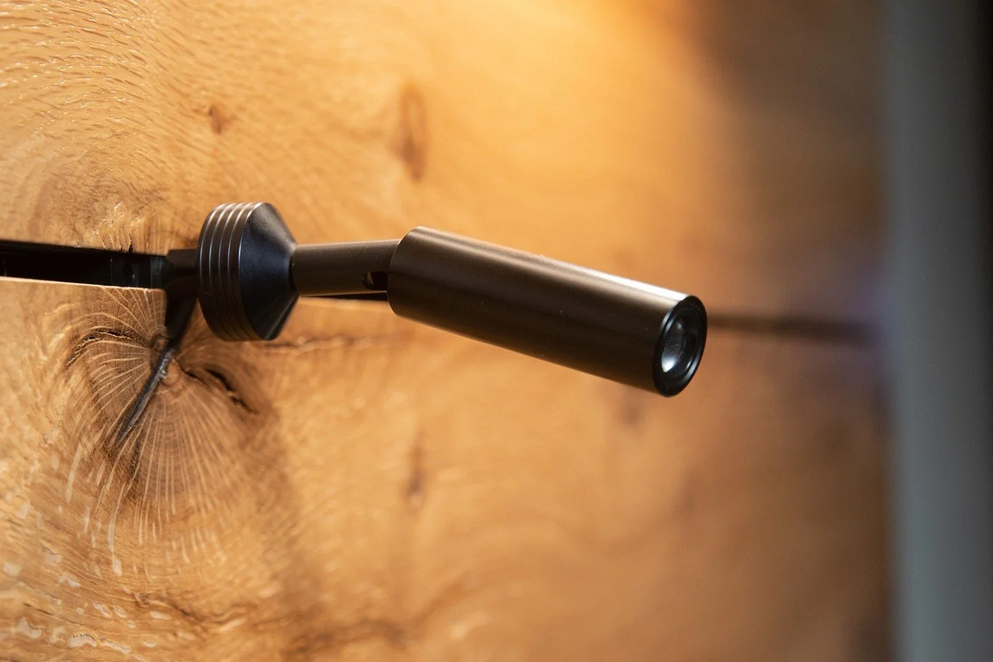 Licht, das inszeniert.

Die Oak7 Single Light &ndash; nicht einfach eine Lampe. Ein Werkzeug. Ein Kunstwerk. Eine Geschichte von perfektioniertem Handwerk.

Pr&auml;zision trifft Design. Funktion trifft Sch&ouml;nheit.

Wie seht ihr das? 👇

#Oak7 #S