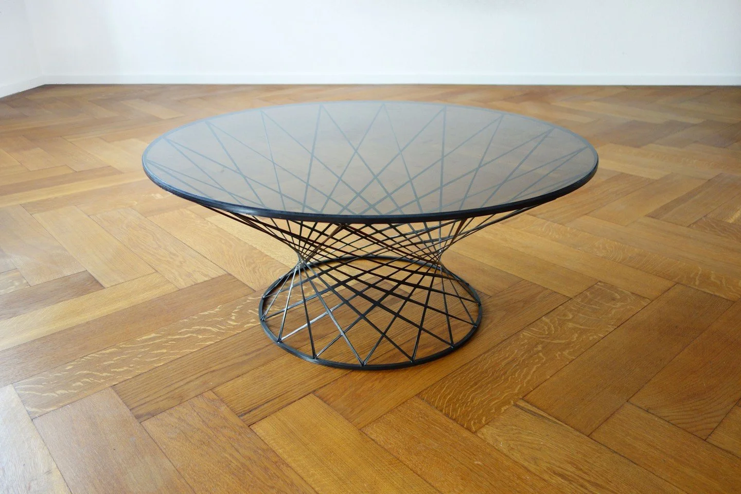 Geometrie, die spricht.

Der Linity Tarazed &ndash; ein Kunstwerk aus Handwerk. Nicht einfach ein Tisch. Eine Architektur. Eine Geschichte von Innovation in reiner Form.

Jede Linie ist berechnet. Jede Kurve ist perfekt.

Wie seht ihr das? 👇

#Linit