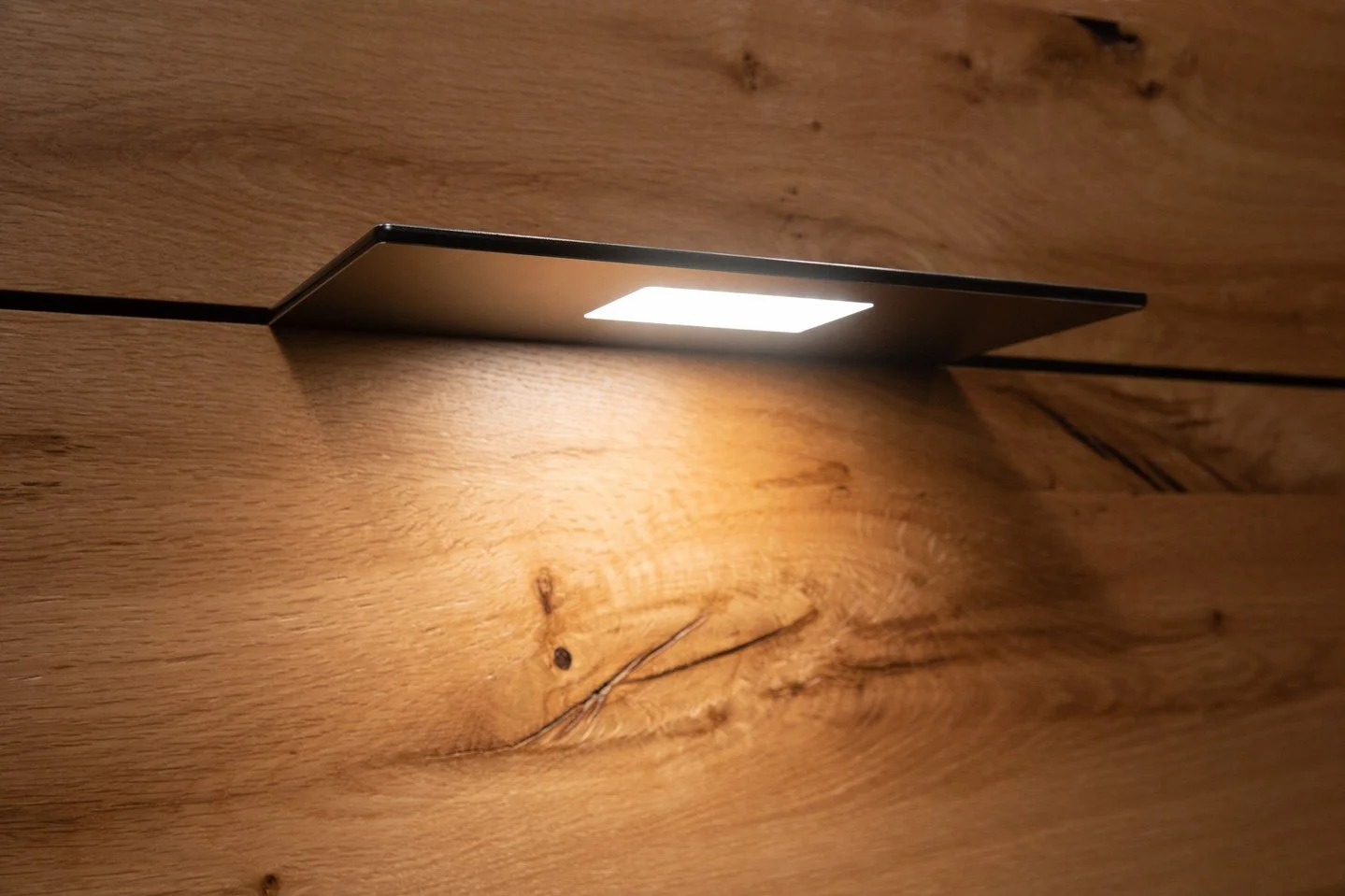 Licht, das Raum schafft.

Das Oak7 Board Licht &ndash; wo Innovation und Eleganz verschmelzen. Nicht einfach ein Regal. Ein Kunstwerk, das leuchtet.

Funktionalit&auml;t trifft Design. Intelligenz wird sichtbar.

Wie seht ihr das? 👇

#Oak7 #BoardLic
