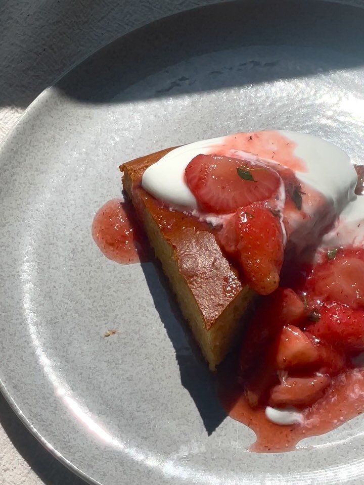 Swipe to see it gobbled 🙏🏽

Semolina olive oil cake with Greek yogurt &amp; compressed strawberries with thyme 🍓🌿🫒
