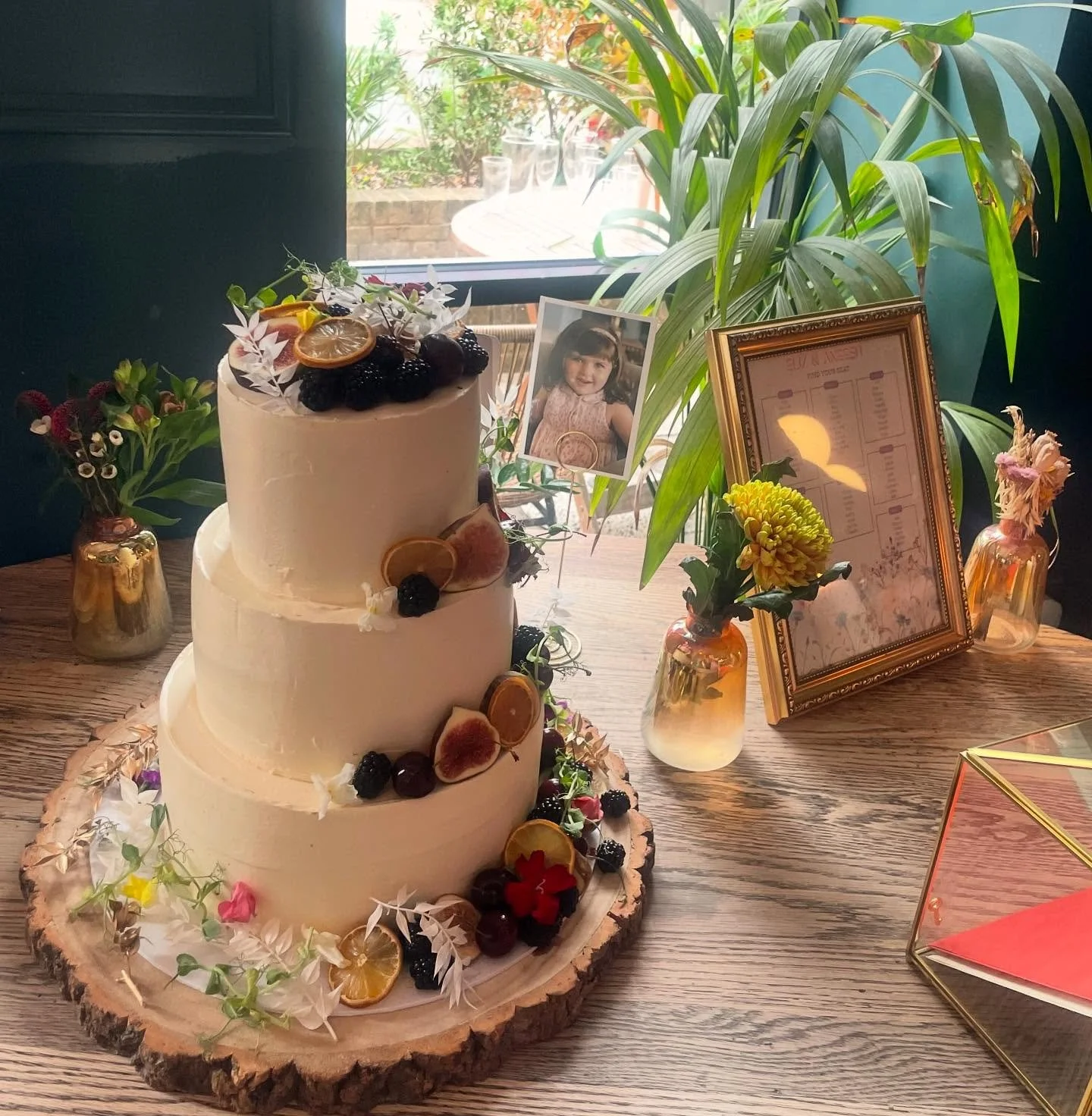 Two very special souls celebrated their 5 year wedding anniversary with the party &amp; Hindu ceremony they deserve 🌺 and another honour to have made their cake 🎂 
Top layer: lemon 
Middle layer: carrot 
Bottom layer: cardamom &amp; earl grey

Hear