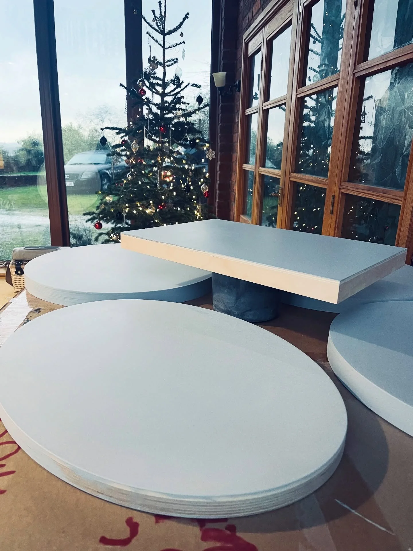 Hello from the studio on a very rainy Friday afternoon! 
Priming a new batch of wooden panels an appropriately cloudy grey shade&hellip;

I&rsquo;ve been really quiet on social media lately&hellip; really need to step away when I&rsquo;m developing n