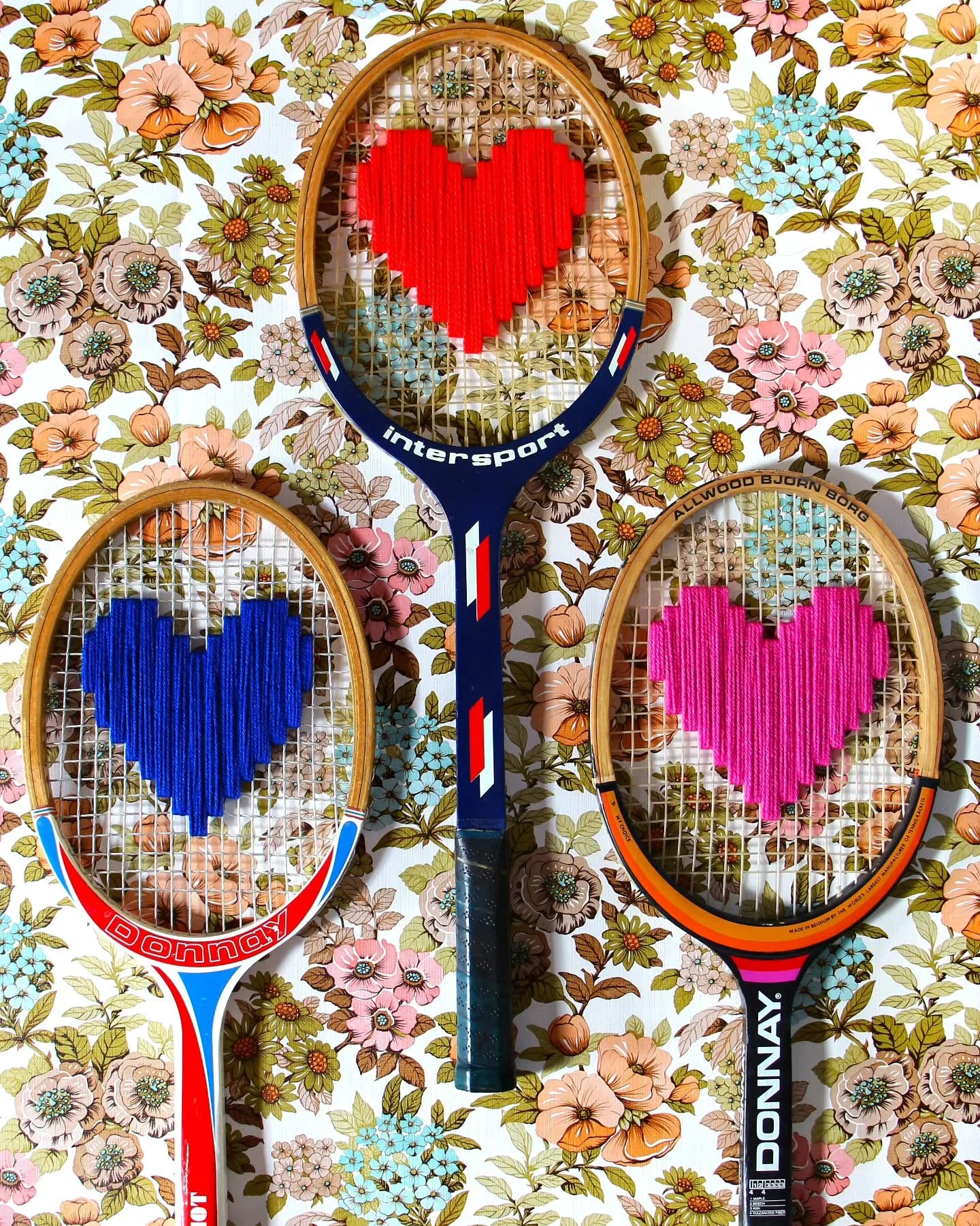 Plus de 500 raquettes chin&eacute;es &amp; brod&eacute;es&hellip; et toujours ce m&ecirc;me &eacute;merveillement quand je termine une pi&egrave;ce 😍

La nouvelle collection est en cours de cr&eacute;ation et sera en ligne vendredi 28 novembre &agra