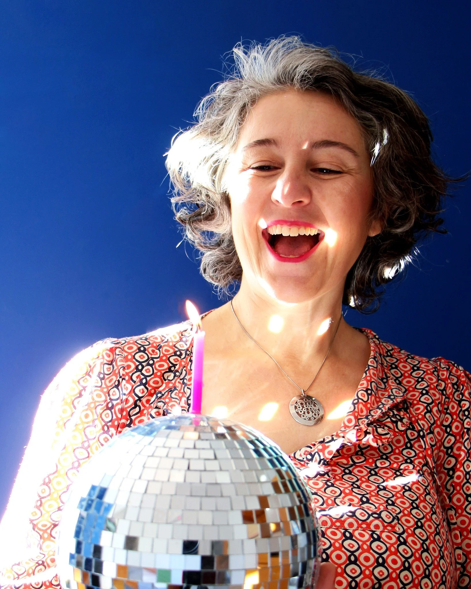 J'ai 44 ans aujourd'hui et j'esp&egrave;re qu'un jour, j'aurais un g&acirc;teau d'anniversaire boule &agrave; facettes 🪩
En attendant, sous la boule &agrave; facettes, je danse, je ris, je cr&eacute;e, je r&ecirc;ve, je pleure aussi parfois mais sur