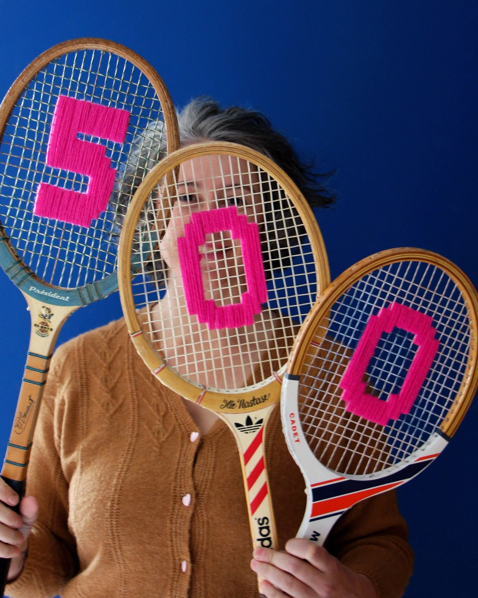 Depuis septembre 2022, plus de 500 raquettes Send Love ont voyag&eacute; &agrave; travers le monde !
512 exactement au jour d'aujourd'hui 🤩

Mises bout &agrave; bout, c'est un peu plus haut que la Tour Eiffel, c'est plus de 800 m&egrave;tres de lain