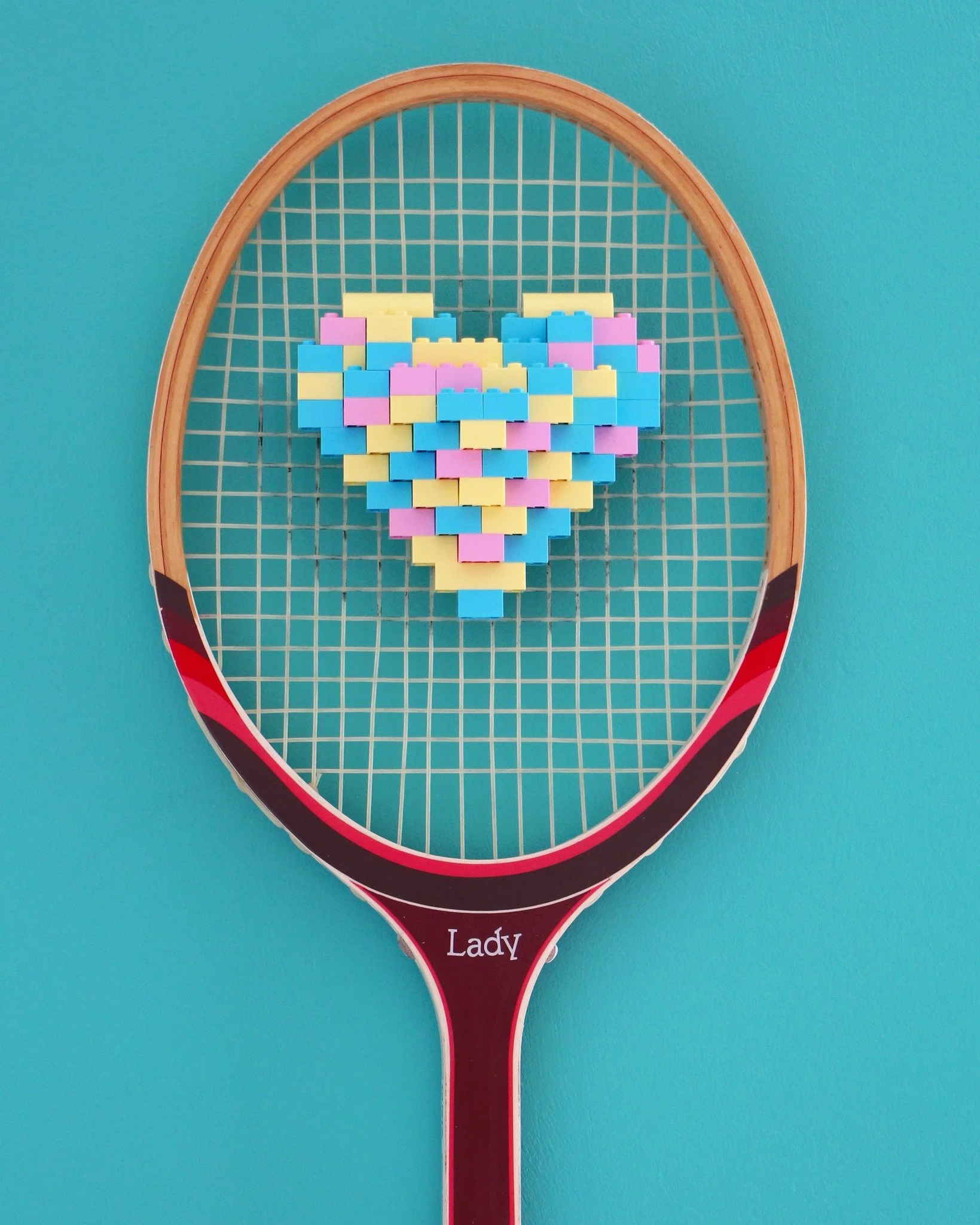 Une raquette sur-mesure avec un coeur en lego aux couleurs de leur logo 😍

Voil&agrave; le brief de cette chouette commande du coffee shop @les_beigneurs &agrave; Bordeaux, challenge est relev&eacute; 🤩
H&acirc;te de la voir en place !